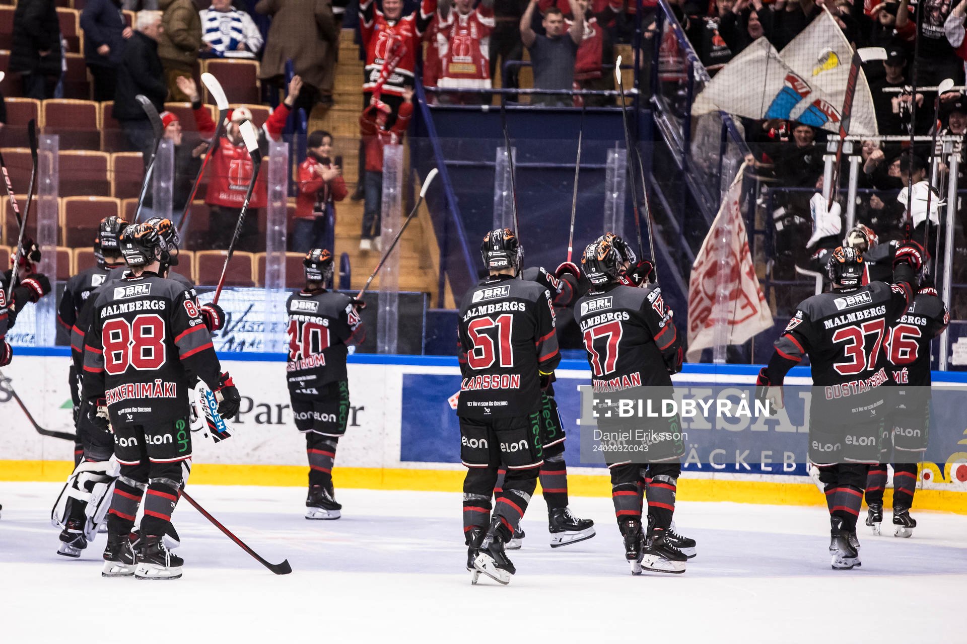 Örebros spelarna jublar