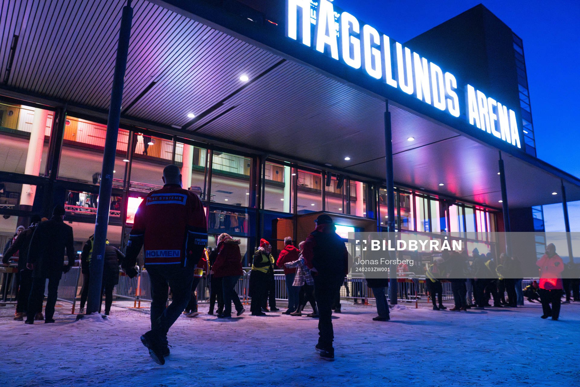 Suppotrar utanför Hägglunds Arenan innan ishockeymatchen