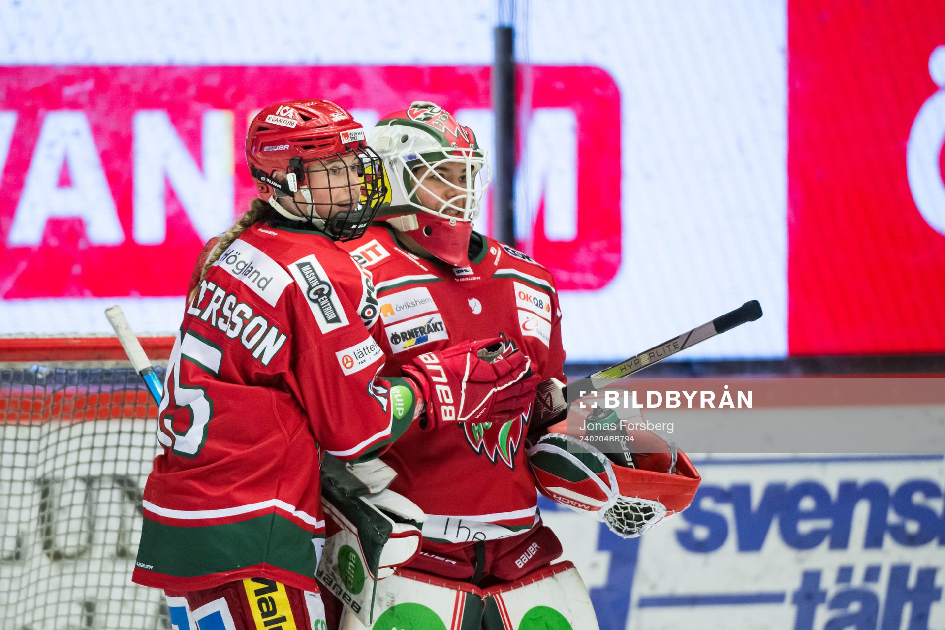 Modos Maja Grundström och målvakt Andrea Brändli jublar