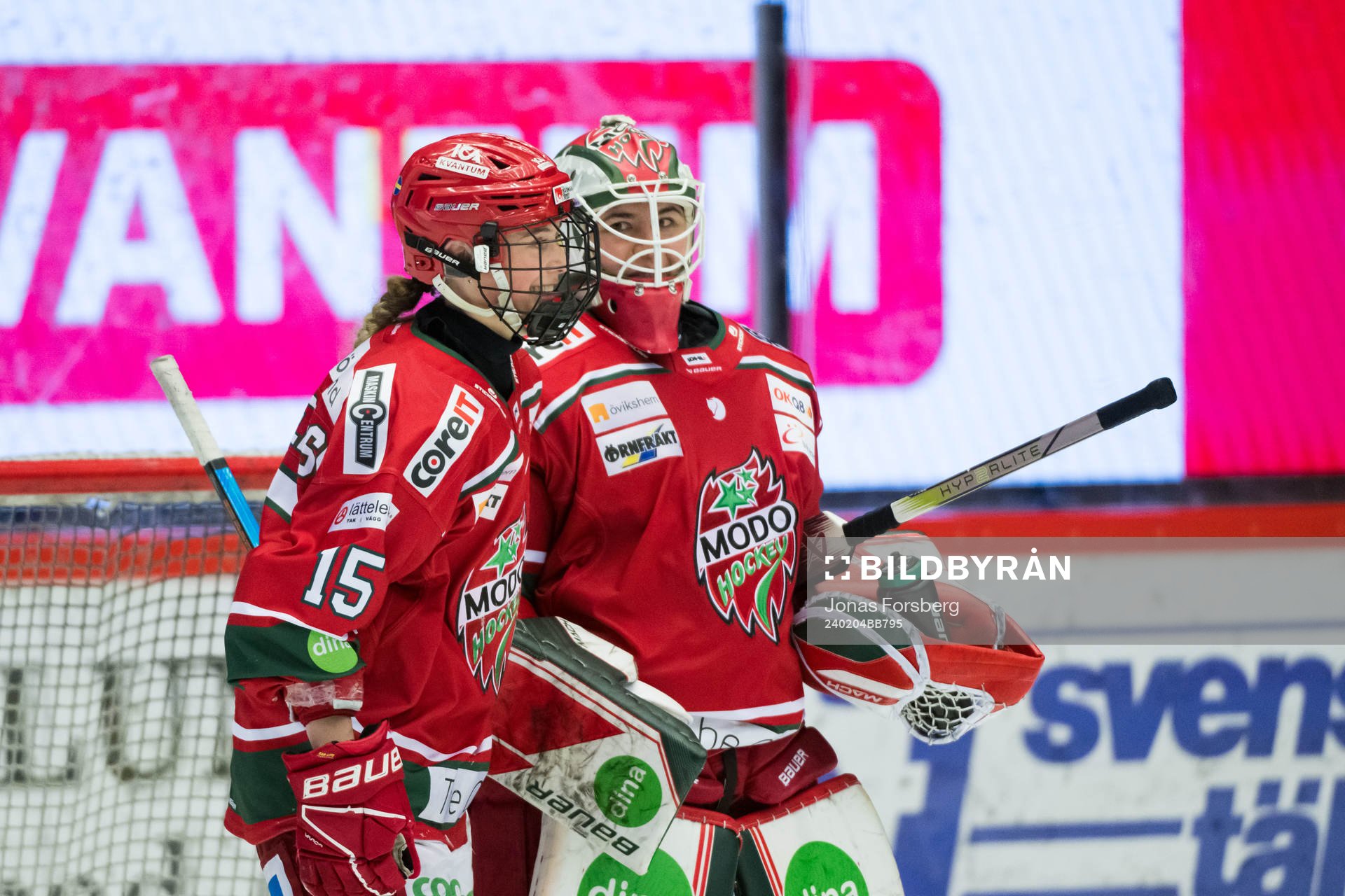 Modos Maja Grundström och målvakt Andrea Brändli jublar
