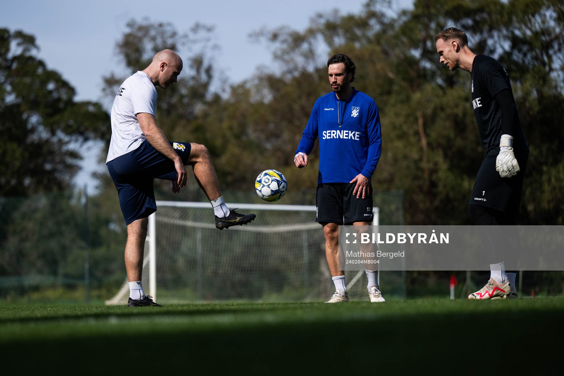 Tränare Jens Berthel Askou, Gustav Svensson och målvakt Pontus Dahlberg under en träning med IFK Göteborg den 4 februari 2024 i Alvor.