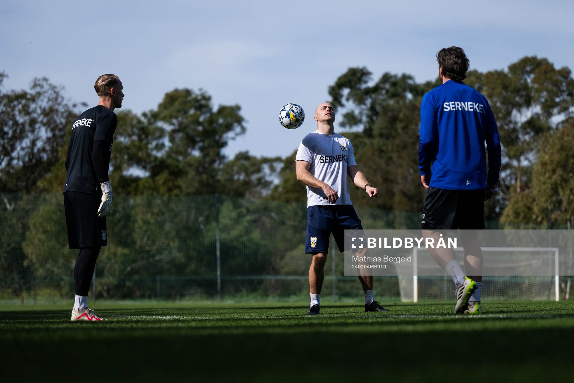 Målvakt Pontus Dahlberg, tränare Jens Berthel Askou och Gustav Svensson under en träning med IFK Göteborg den 4 februari 2024 i Alvor.