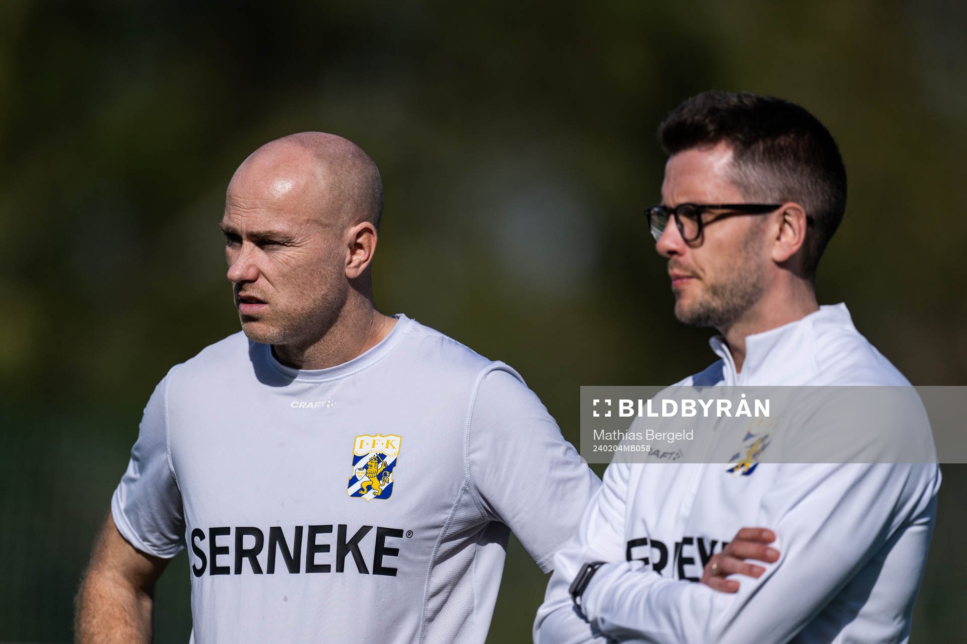 Tränare Jens Berthel Askou och assisterande tränare Sindre Tjelmeland under en träning med IFK Göteborg den 4 februari 2024 i Alvor. 