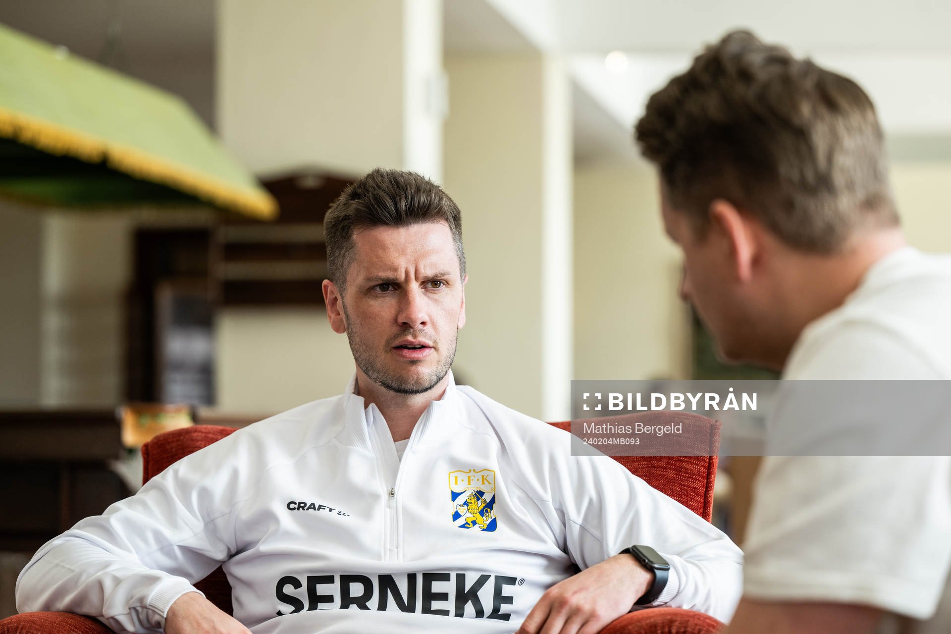 Assisterande tränare Sindre Tjelmeland intervjuas under en pressträff med IFK Göteborg den 4 februari 2024 i Alvor. 
