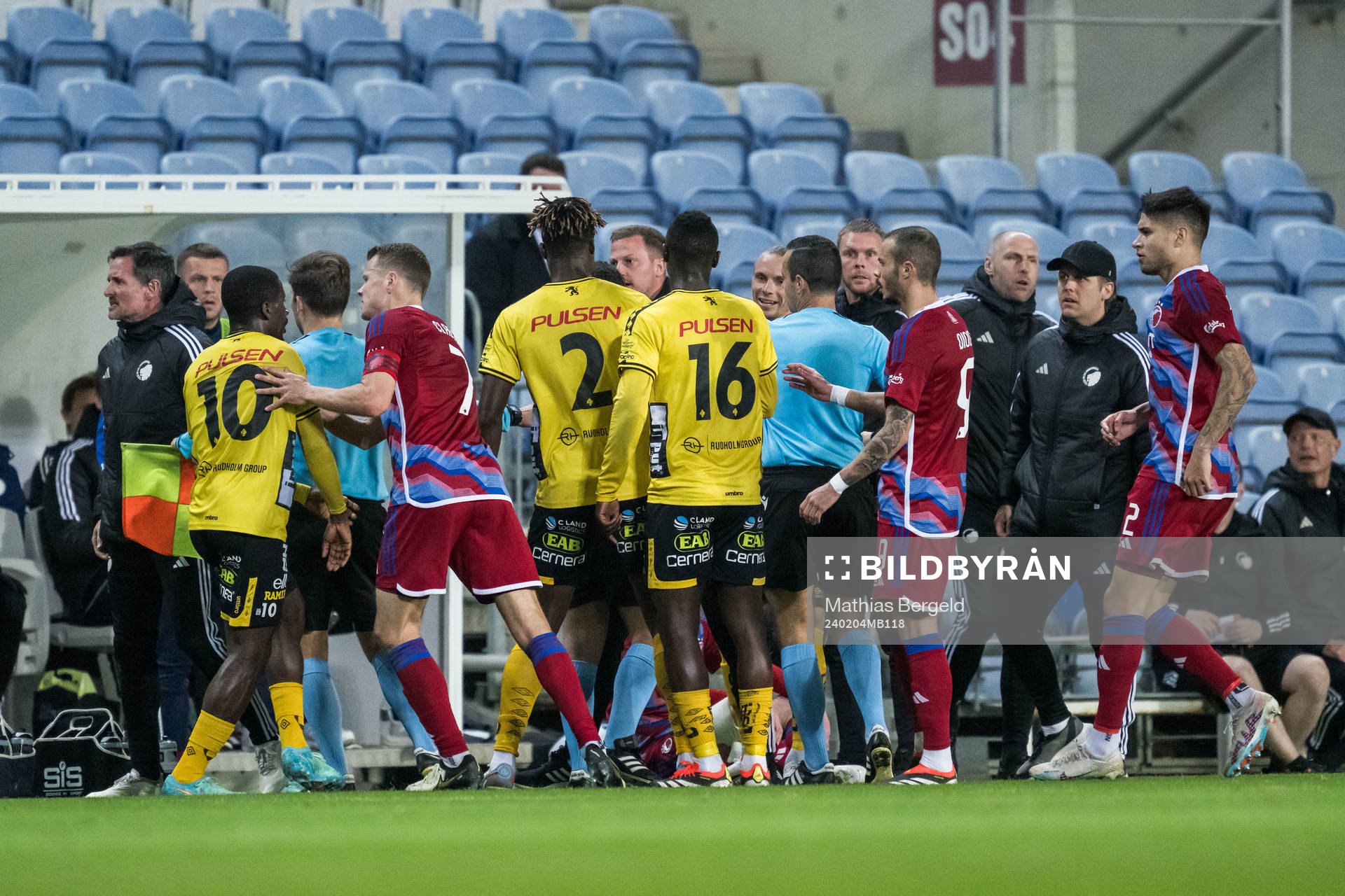 Michael Baidoo of Elfsborg and Viktor Claesson of FC