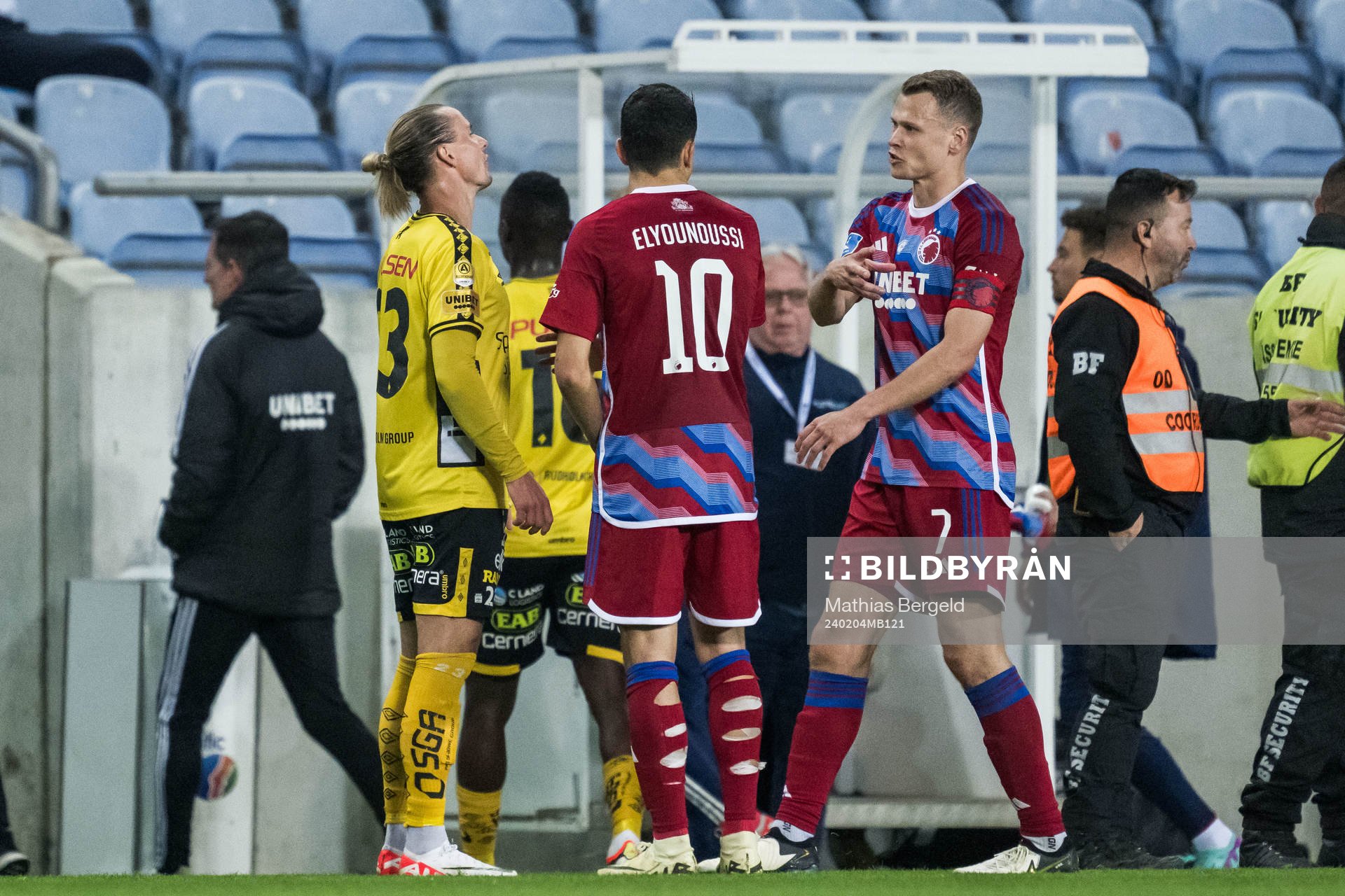 Niklas Hult of Elfsborg and Mohamed Elyounoussi and Viktor