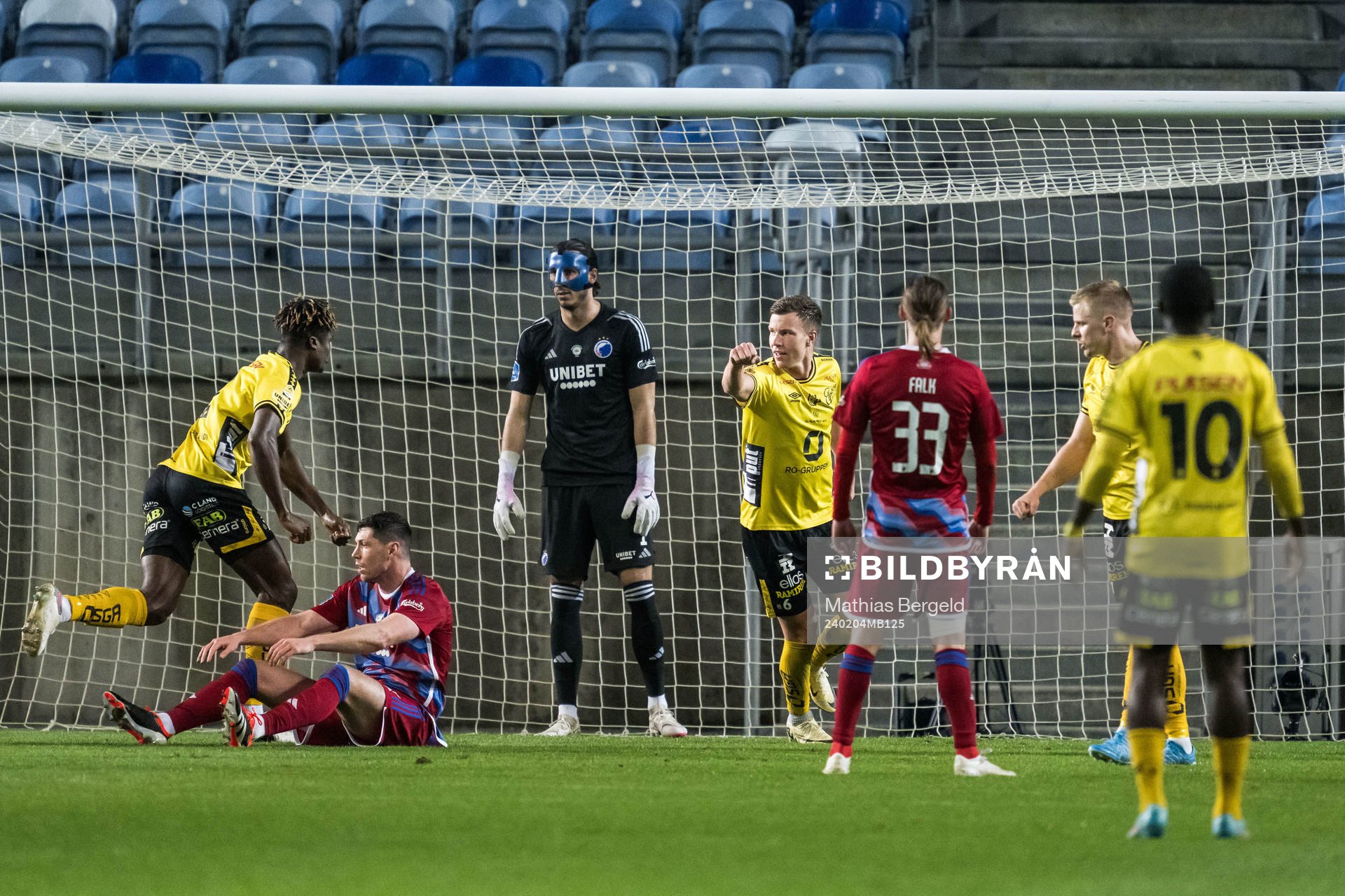 Terry Yegbe and Andri Fannar Baldursson of Elfsborg