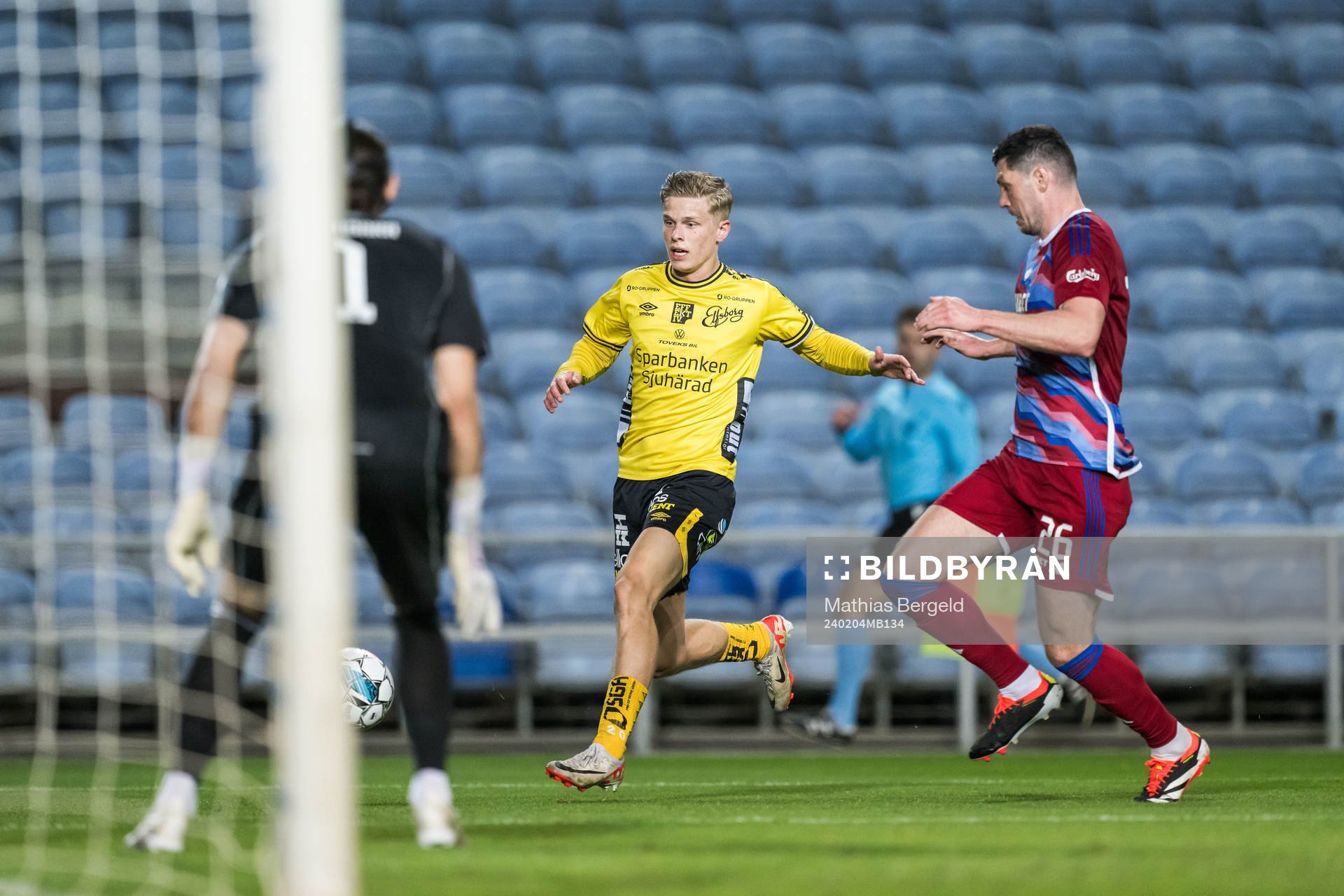Gottfrid Rapp of Elfsborg and Scott McKenna of FC Copenhagen