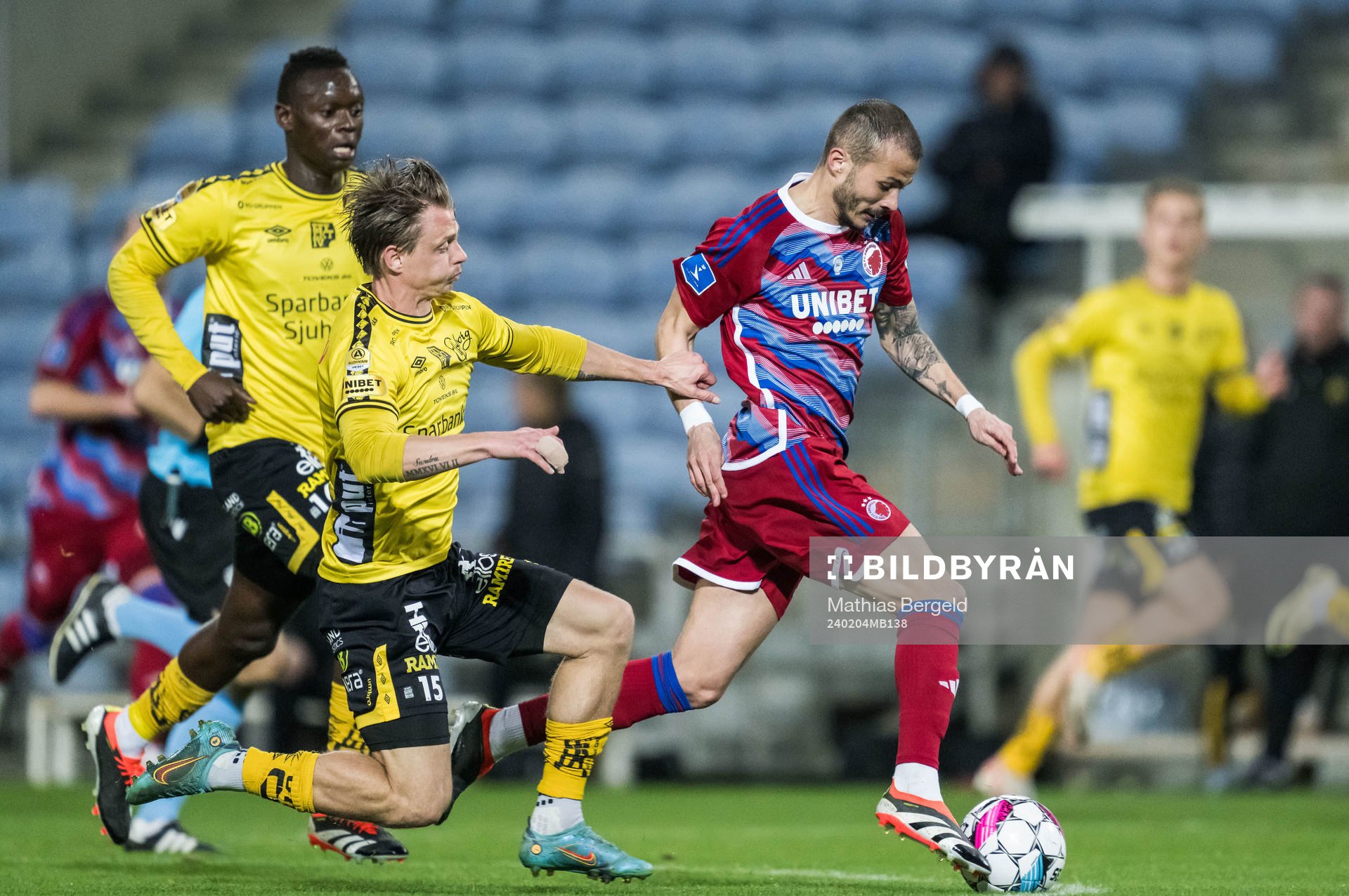 Simon Hedlund of Elfsborg and Diogo Goncalves of FC