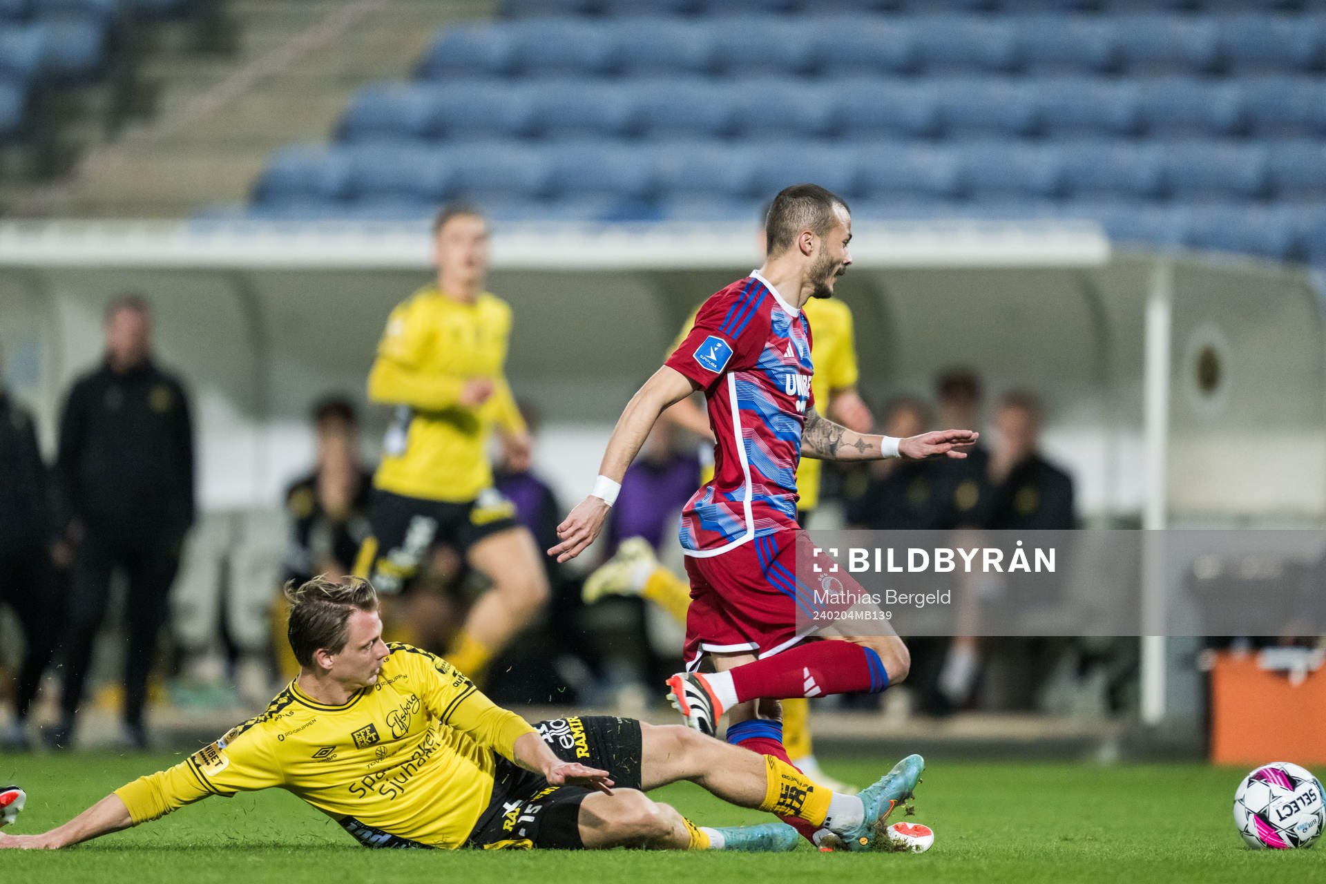 Simon Hedlund of Elfsborg and Diogo Goncalves of FC