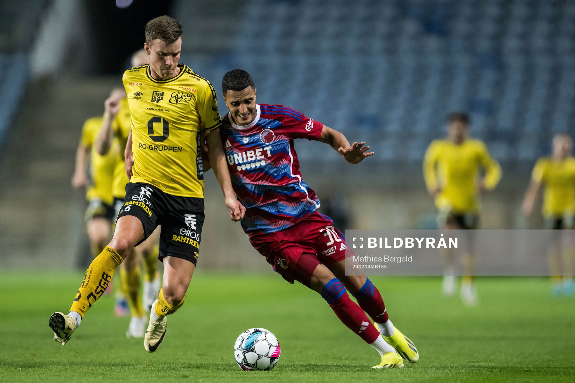 Andri Fannar Baldursson of Elfsborg and Elias Achouri of FC