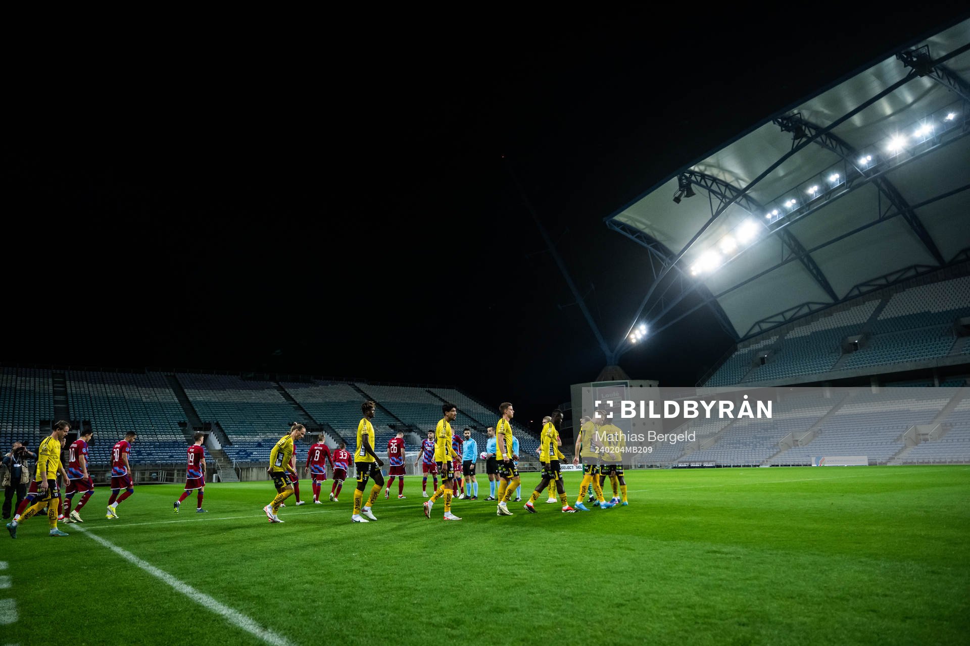 Players of Elfsborg and of FC Copenhagen enter the pitch