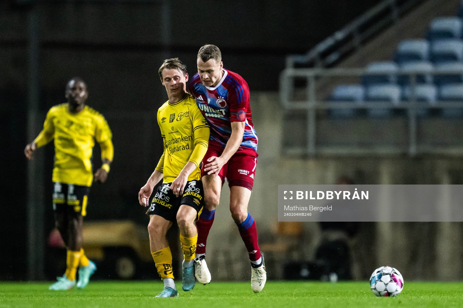 Simon Hedlund of Elfsborg and Viktor Claesson of FC