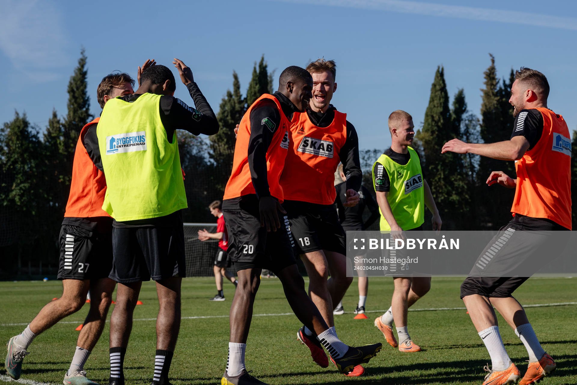 Chisomnazu Chika Chidi och Alexander Ahl Holmström jublar