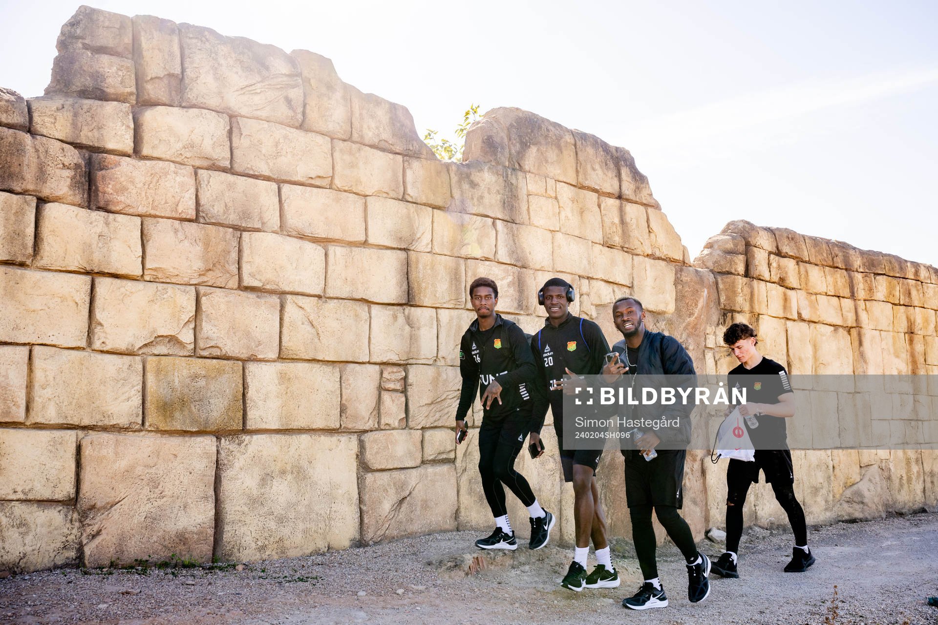 Chovanie Shakur Amatkarijo , Chisomnazu Chika Chidi och Richard Emeka Friday efter en fotbollsträning med GAIS den 4 februari 2024 i L'Albir. 