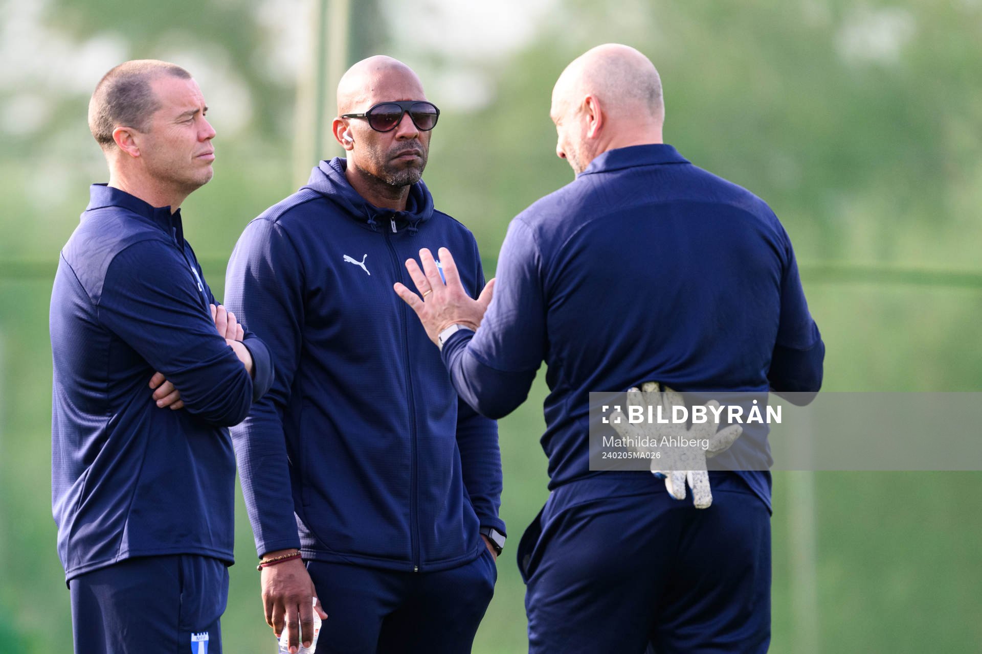 Malmö FFs sportchef Daniel Andersson, scout Jeffrey Aubynn och målvaktstränare Jonnie Fedel under en träning med Malmö FF den 5 februari 2024 i Estepona.