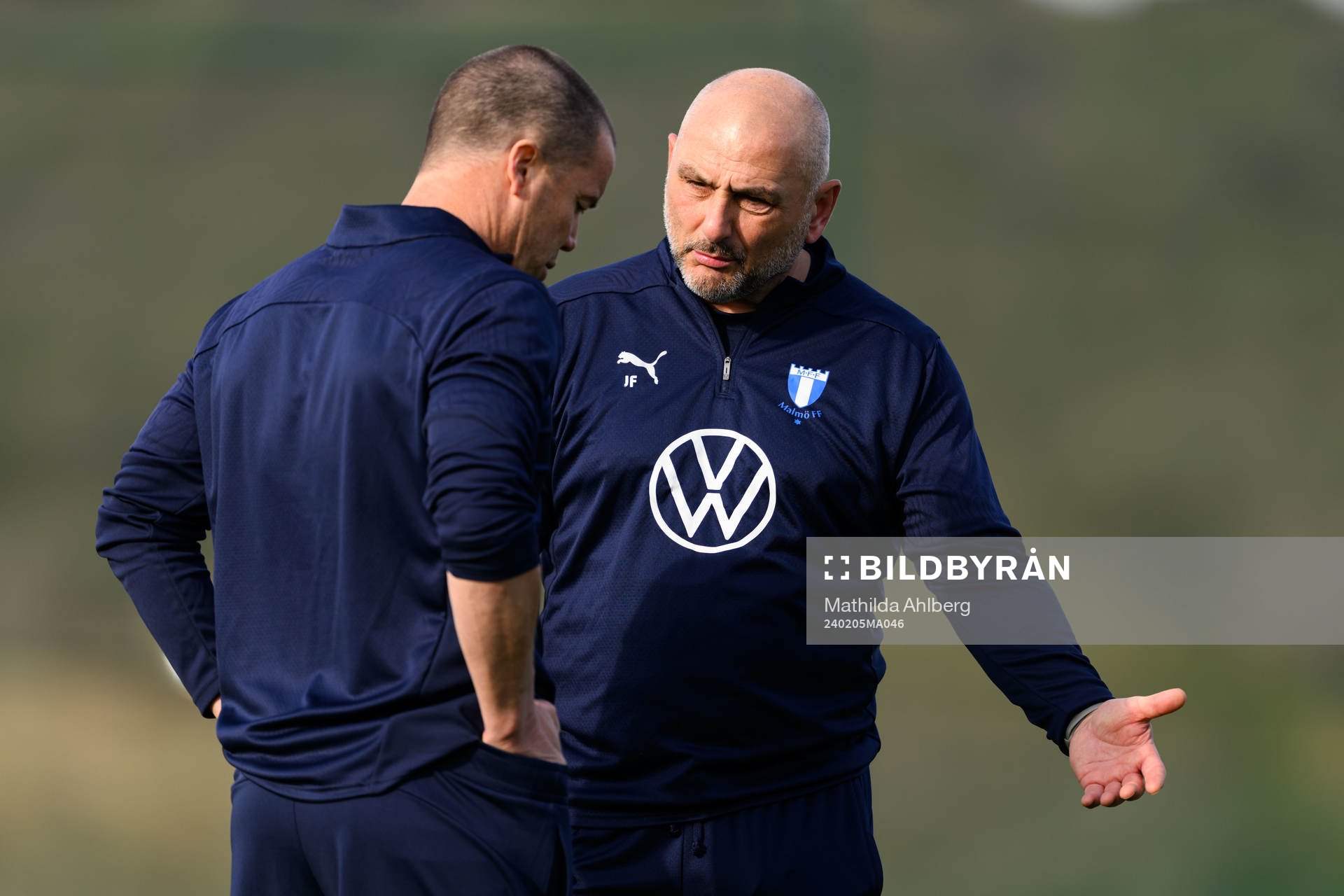Malmö FFs sportchef Daniel Andersson och målvaktstränare Jonnie Fedel under en träning med Malmö FF den 5 februari 2024 i Estepona. 