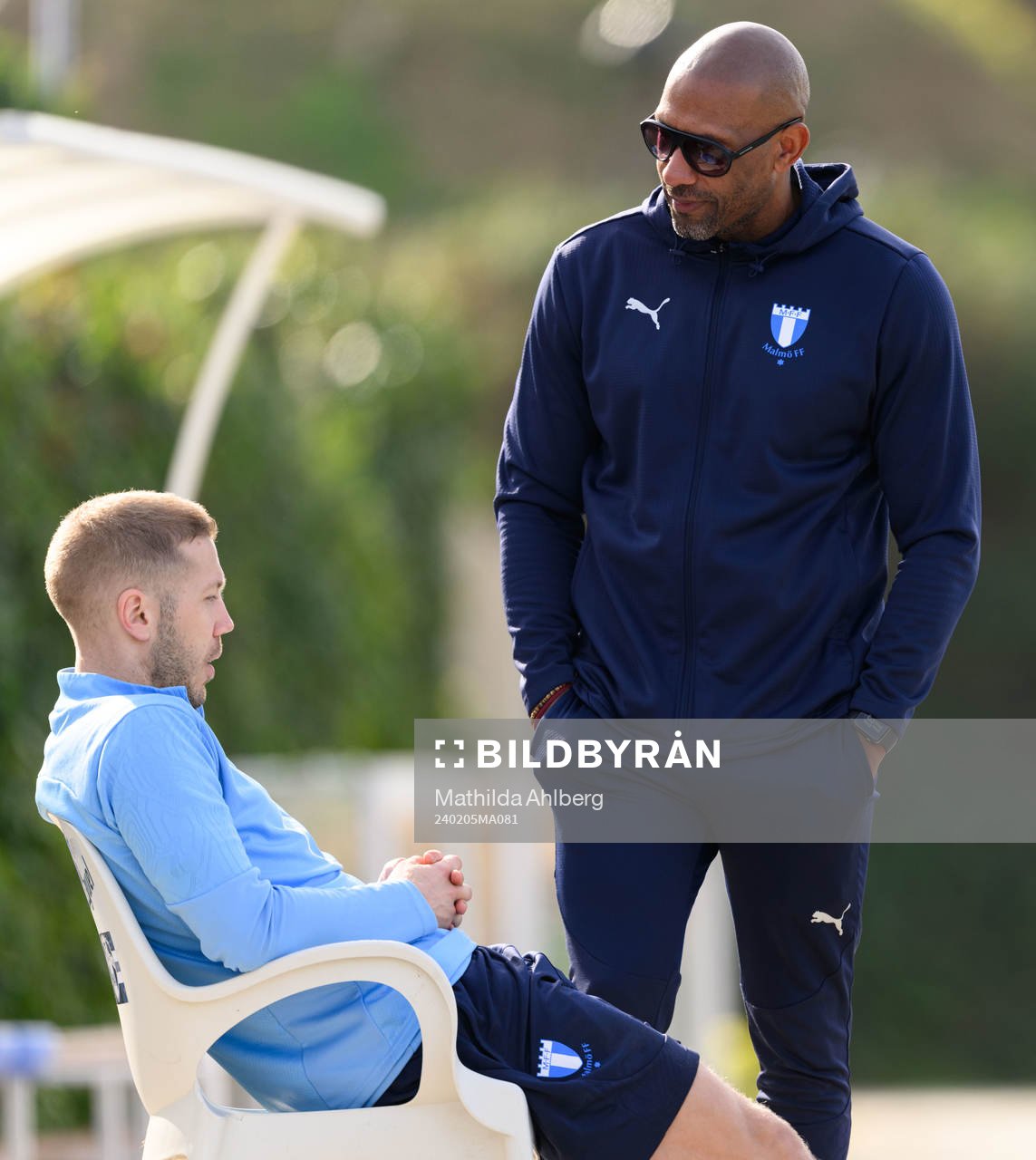 Malmö FFs Anton Tinnerholm och scout Jeffrey Aubynn under en träning med Malmö FF den 5 februari 2024 i Estepona. 