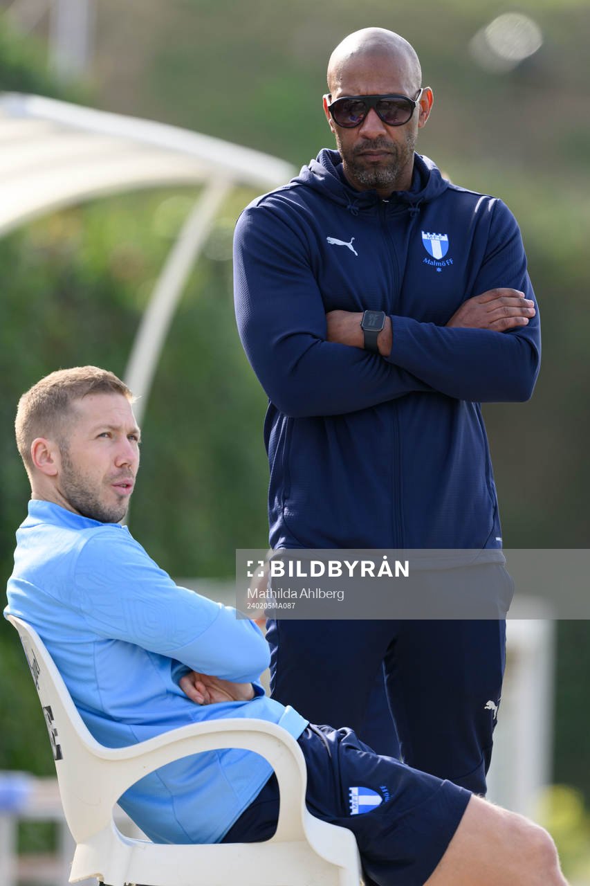 Malmö FFs Anton Tinnerholm och scout Jeffrey Aubynn under en träning med Malmö FF den 5 februari 2024 i Estepona. 
