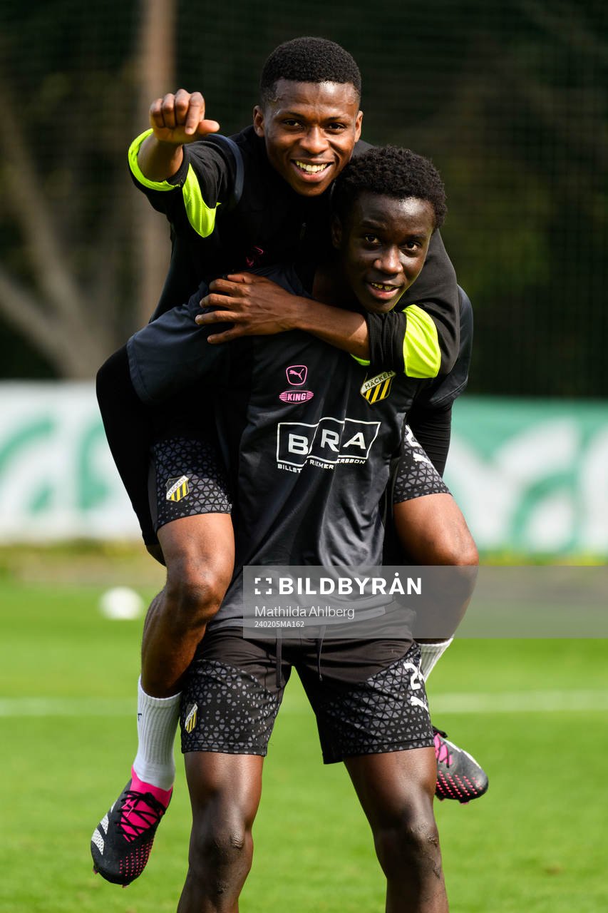 Akoua Romeo Amane och Abdoulaye Faye under en träning med Häcken den 5 februari 2024 i Marbella. 