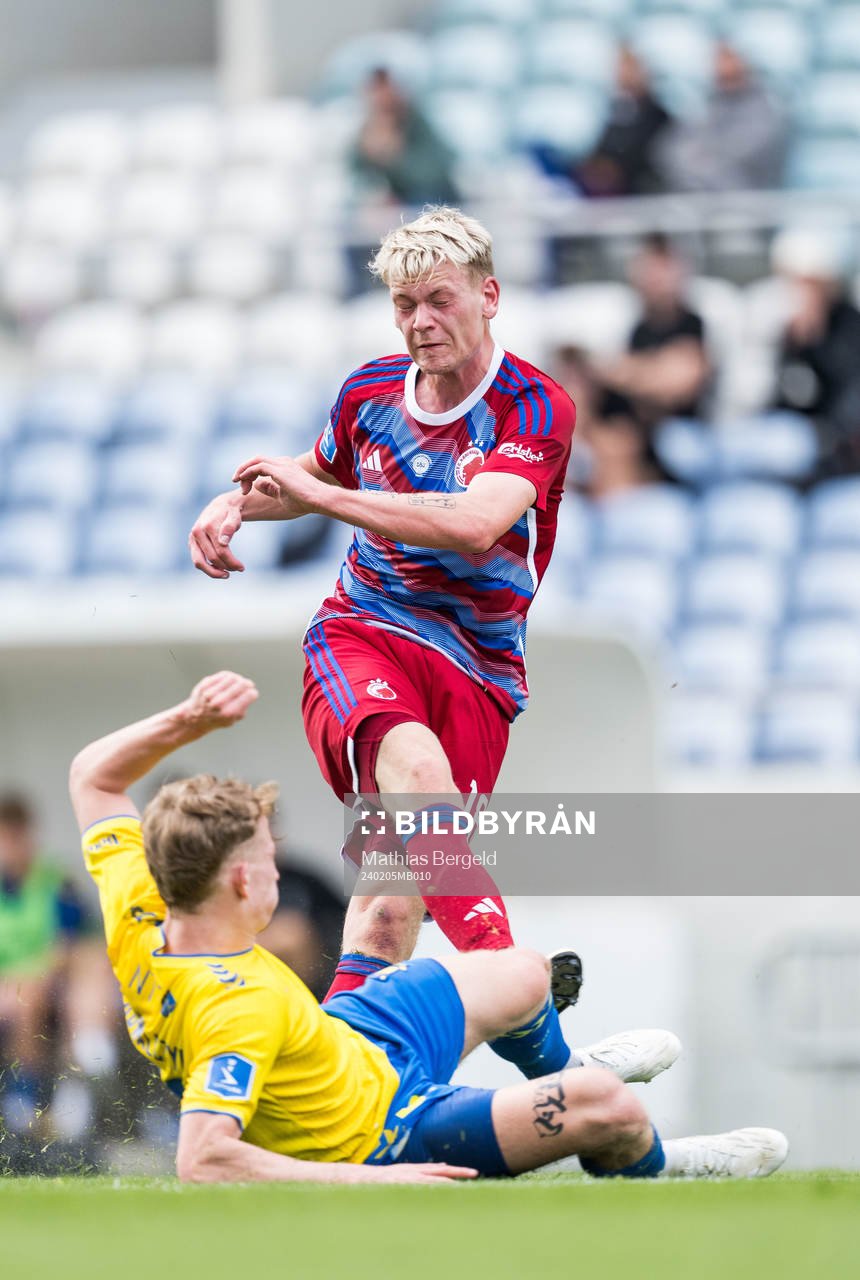 Mateusz Kowalczyk of Brøndby and Orri Oskarsson of FC
