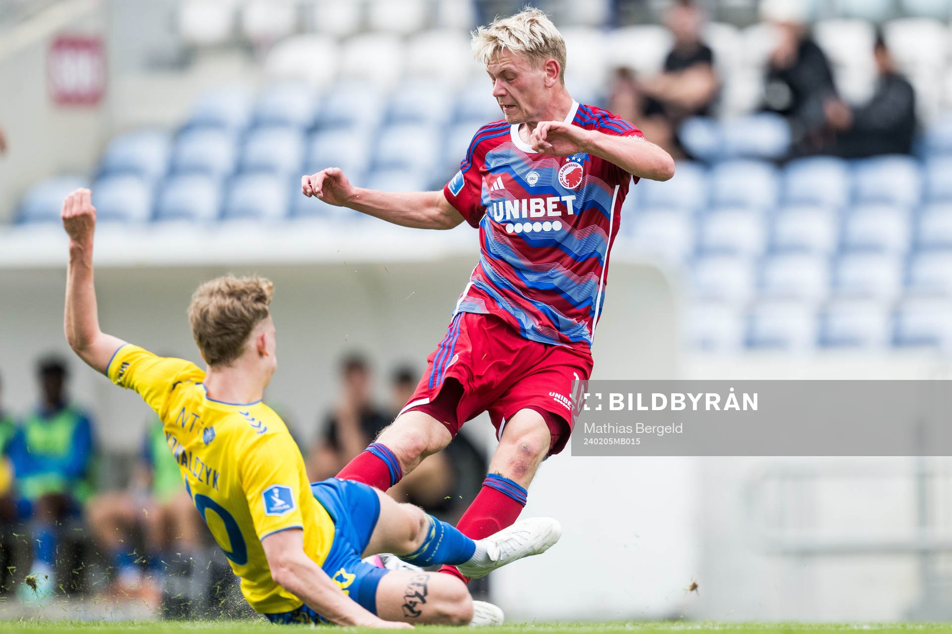 Mateusz Kowalczyk of Brøndby and Orri Oskarsson of FC