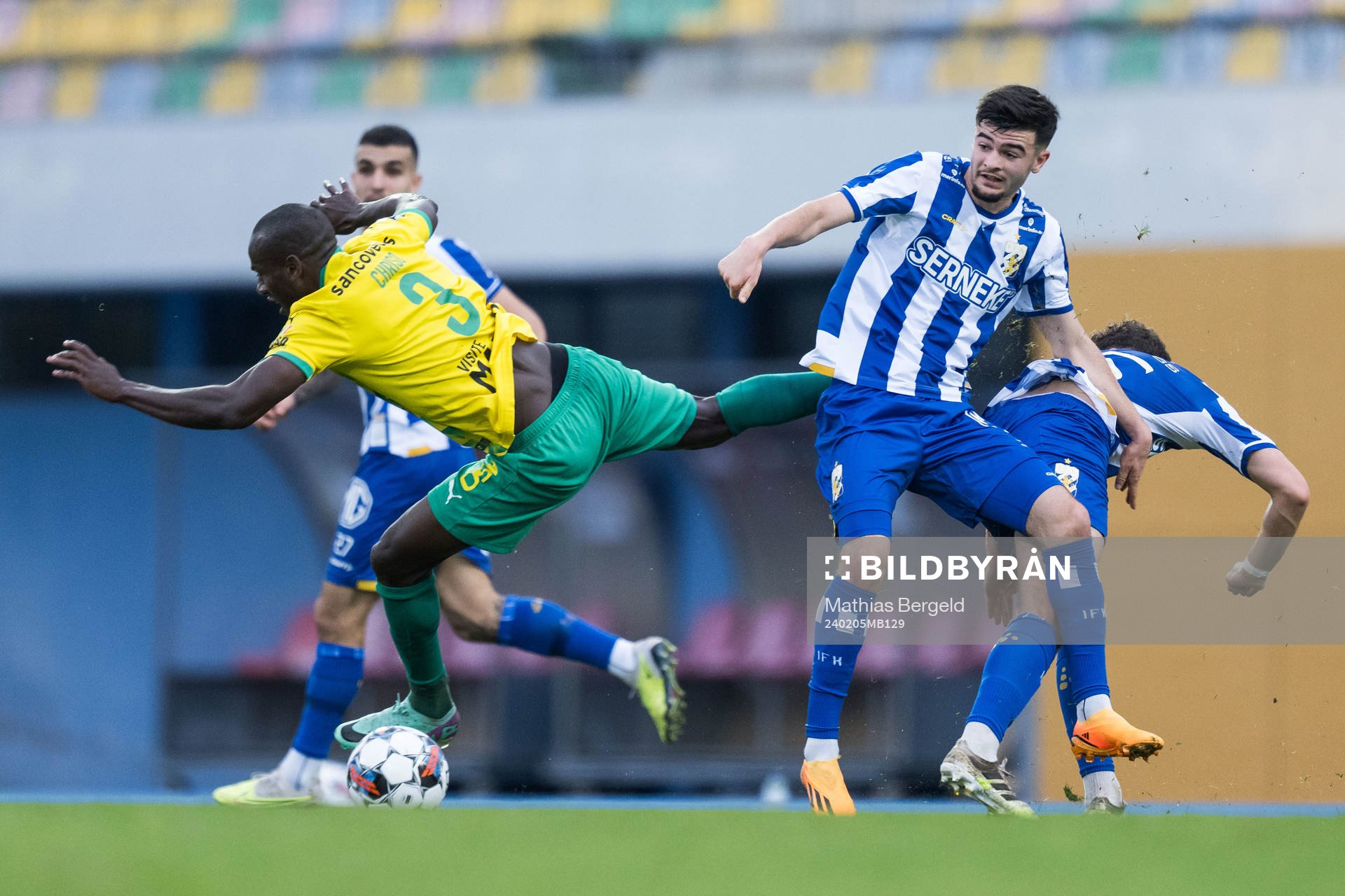 Chriso of Mafra and Melvin Koliqi of IFK Göteborg