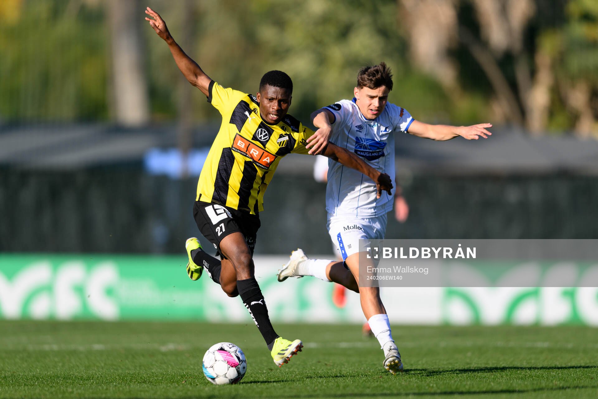 Akoua Romeo Amane of Häcken and Emir Derviskadic of