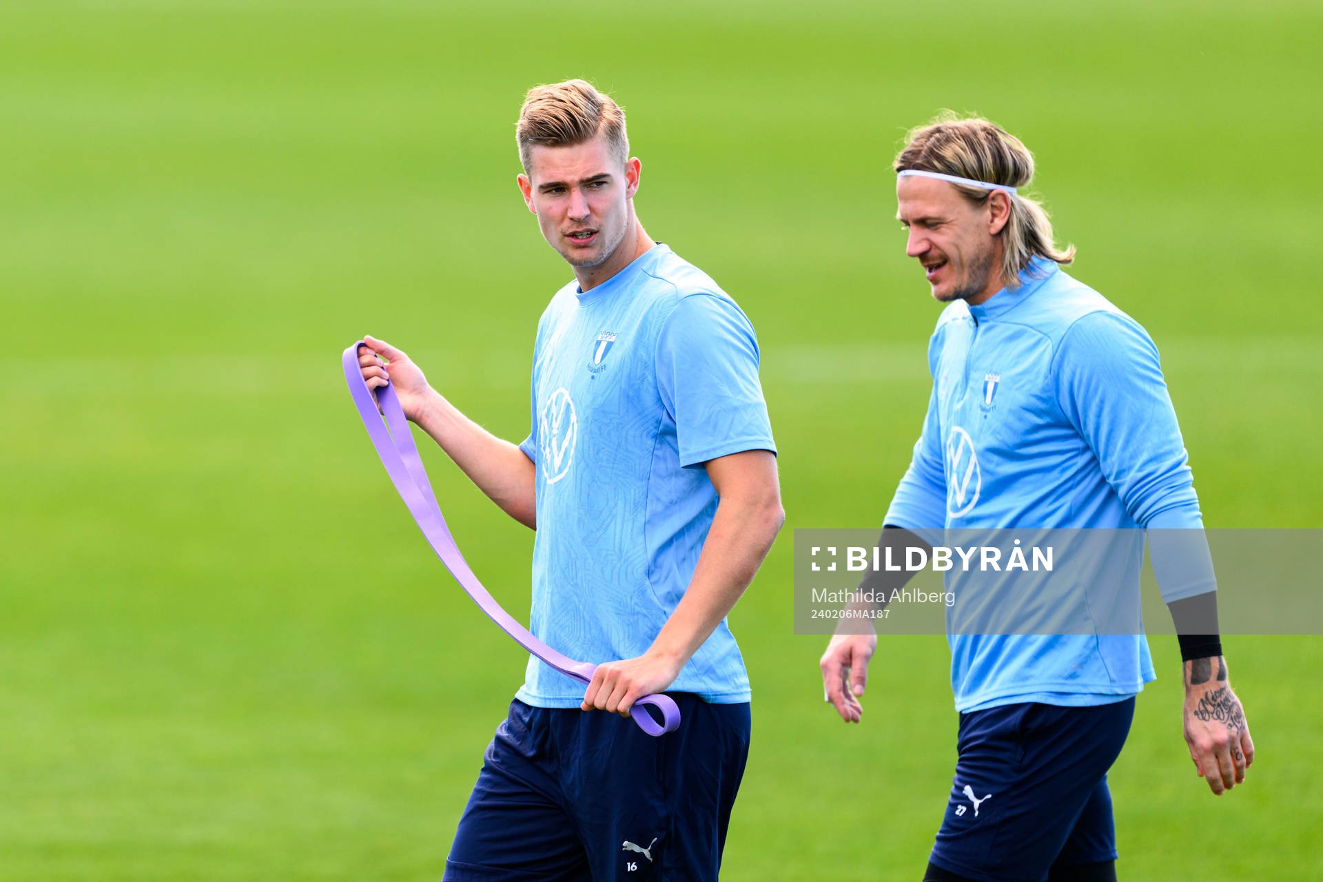 Målvakt Mathias Nilsson och målvakt Johan Dahlin under en träning med Malmö FF den 6 februari 2024 i Estepona. 