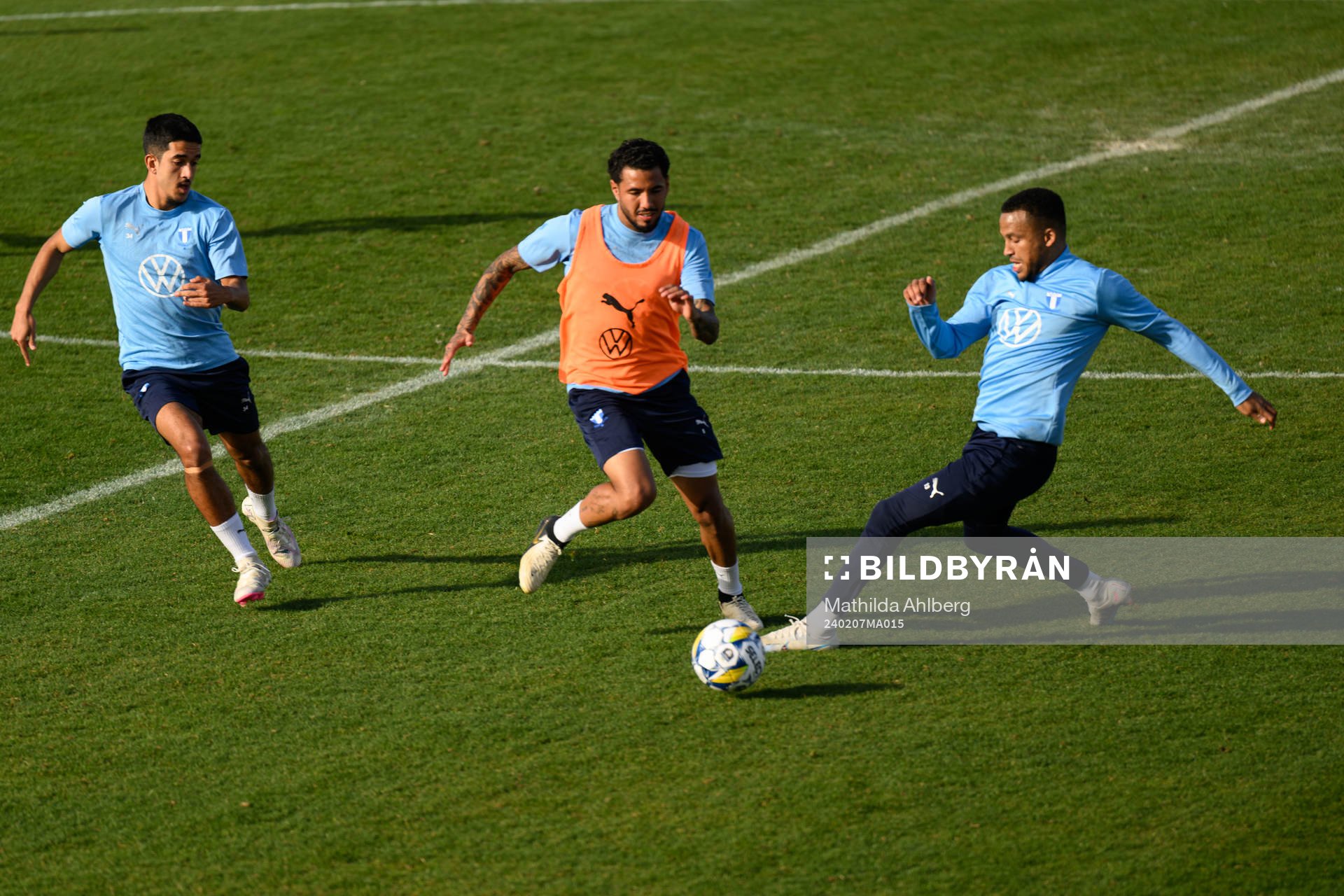 Malmö FFs Zakaria Loukili, Sergio Pena och Martin Olsson under en träning med Malmö FF den 7 februari 2024 i Estepona. 