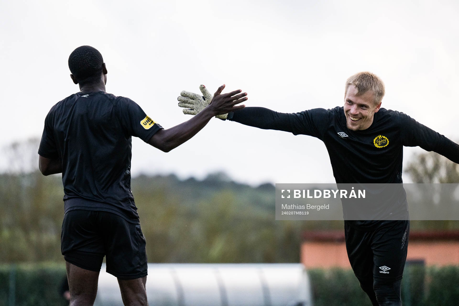 Michael Baidoo och målvakt Isak Pettersson jublar under en träning med Elfsborg den 7 februari 2024 i Alcantarilha. 