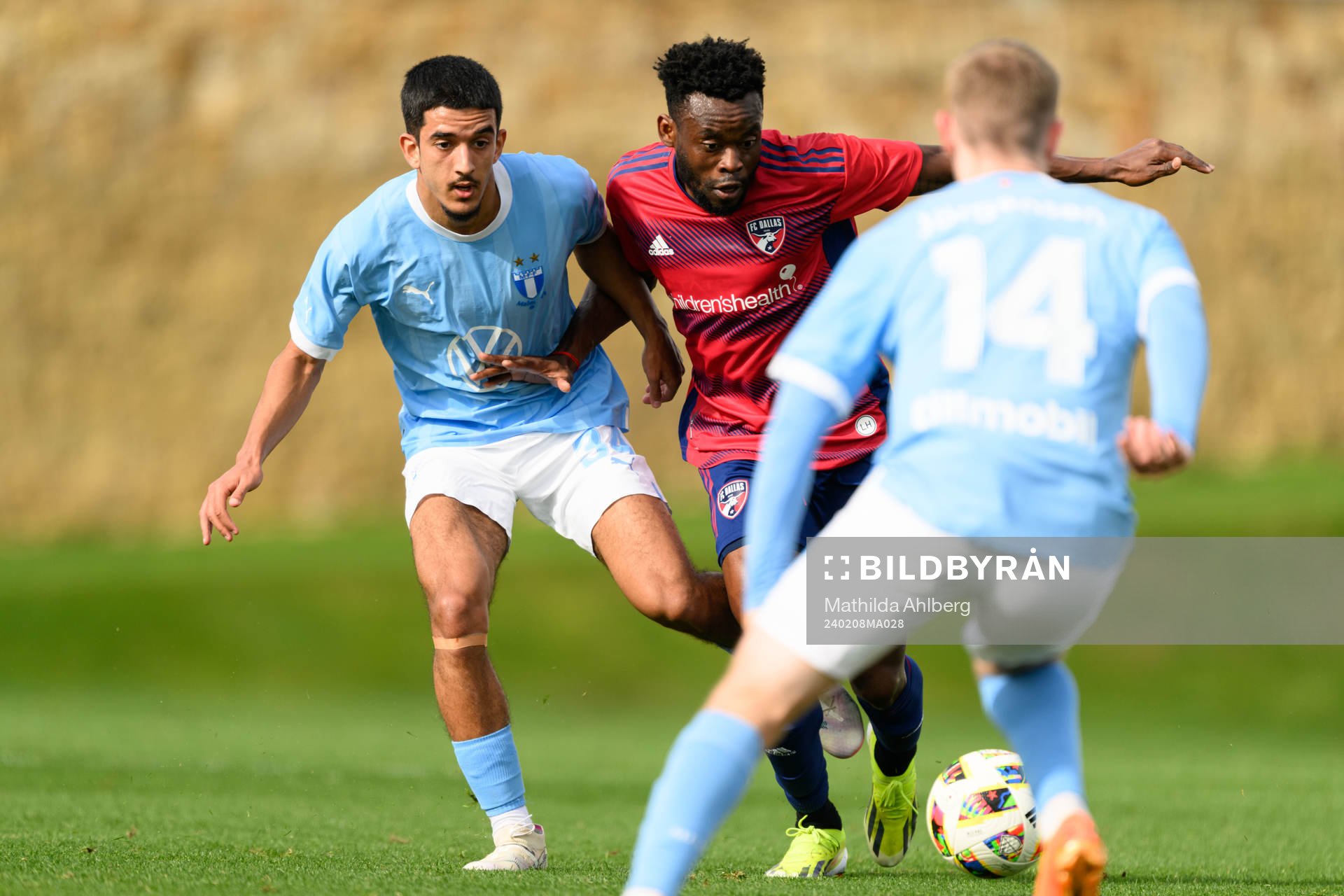 Zakaria Loukili of Malmö FF and Eugene Ansah of Dallas