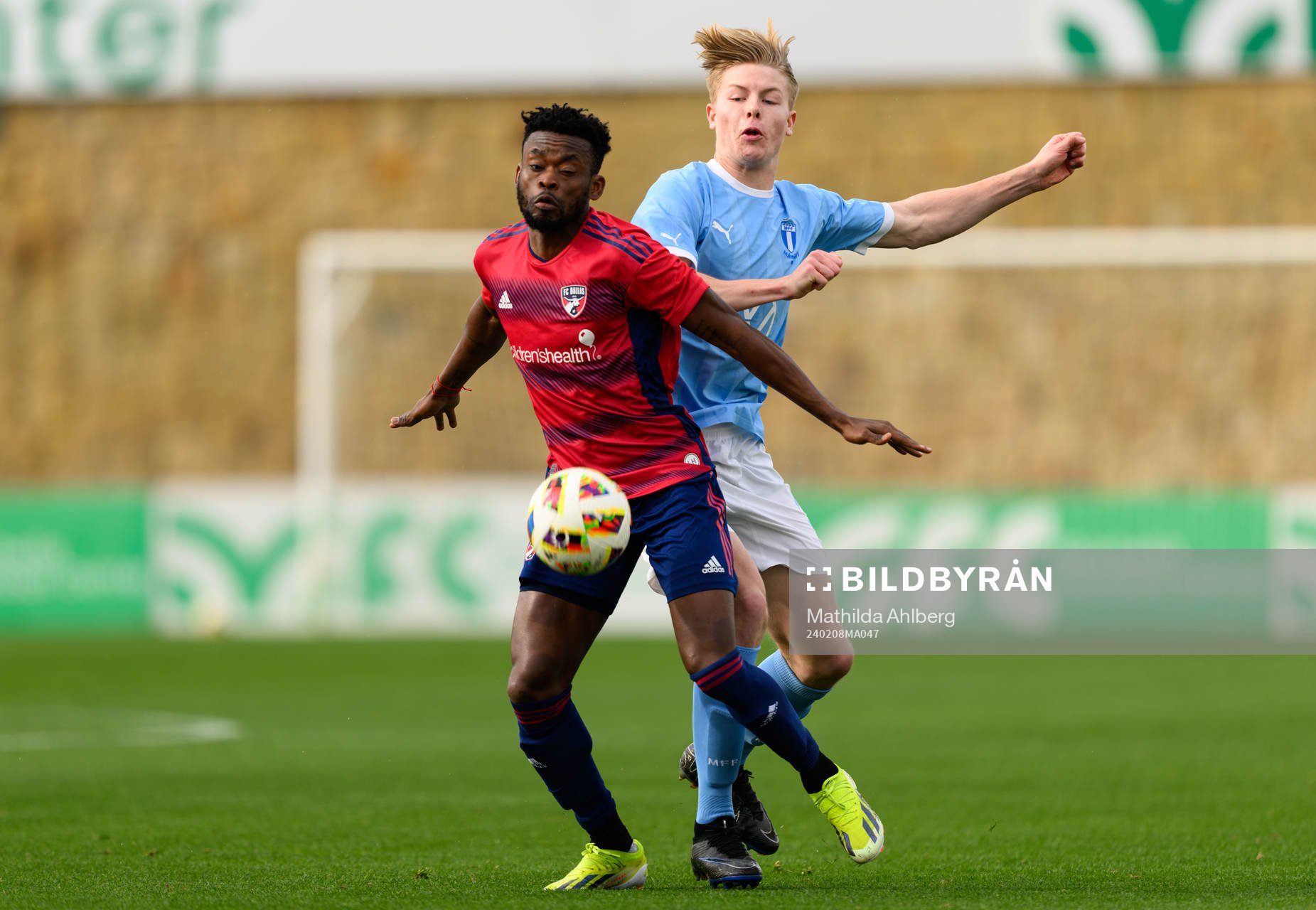 Eugene Ansah of Dallas and Nils Zätterström of Malmö FF