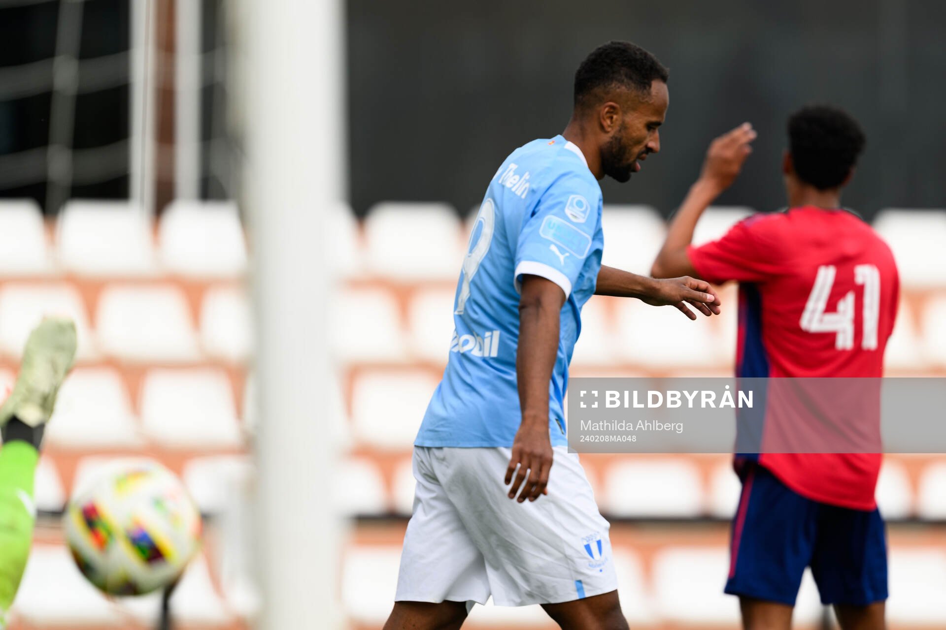 Isaac Kiese Thelin of Malmö FF celebrates