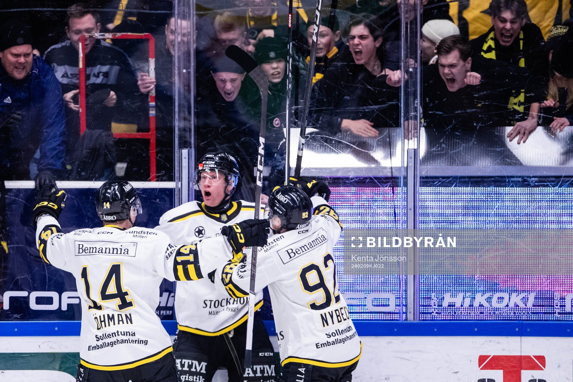 AIKs Richard Gynge jublar med Oscar Öhman och Zion Nybeck