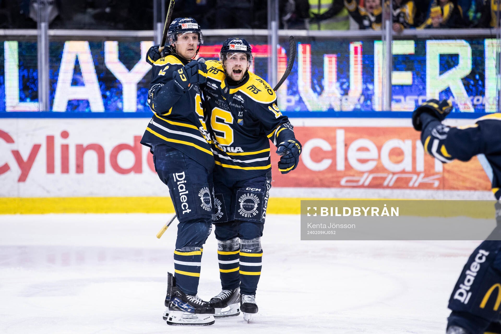Södertäljes Viktor Liljegren jublar med Hampus Harlestam