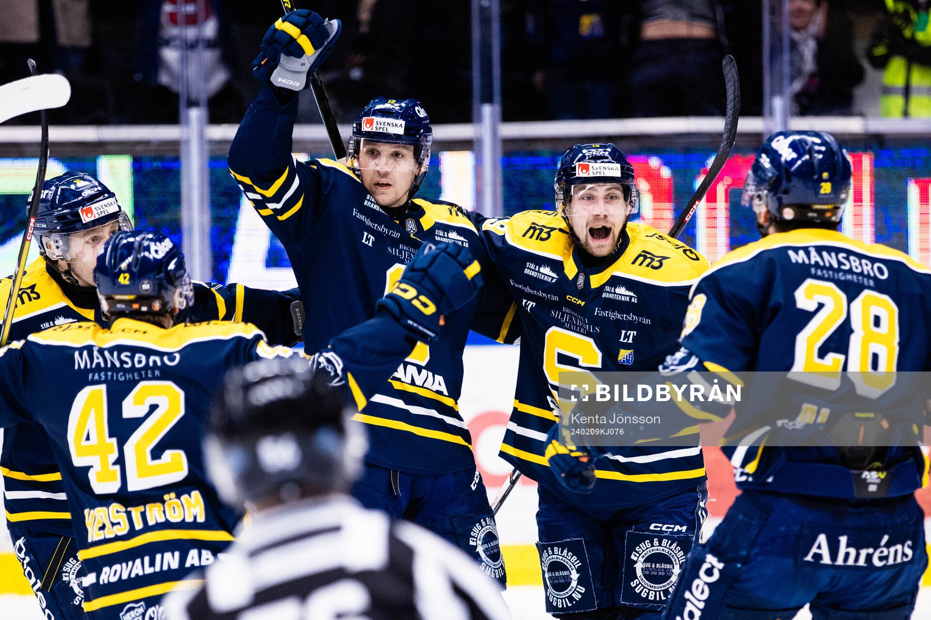 Södertäljes Viktor Liljegren jublar med Hampus Harlestam