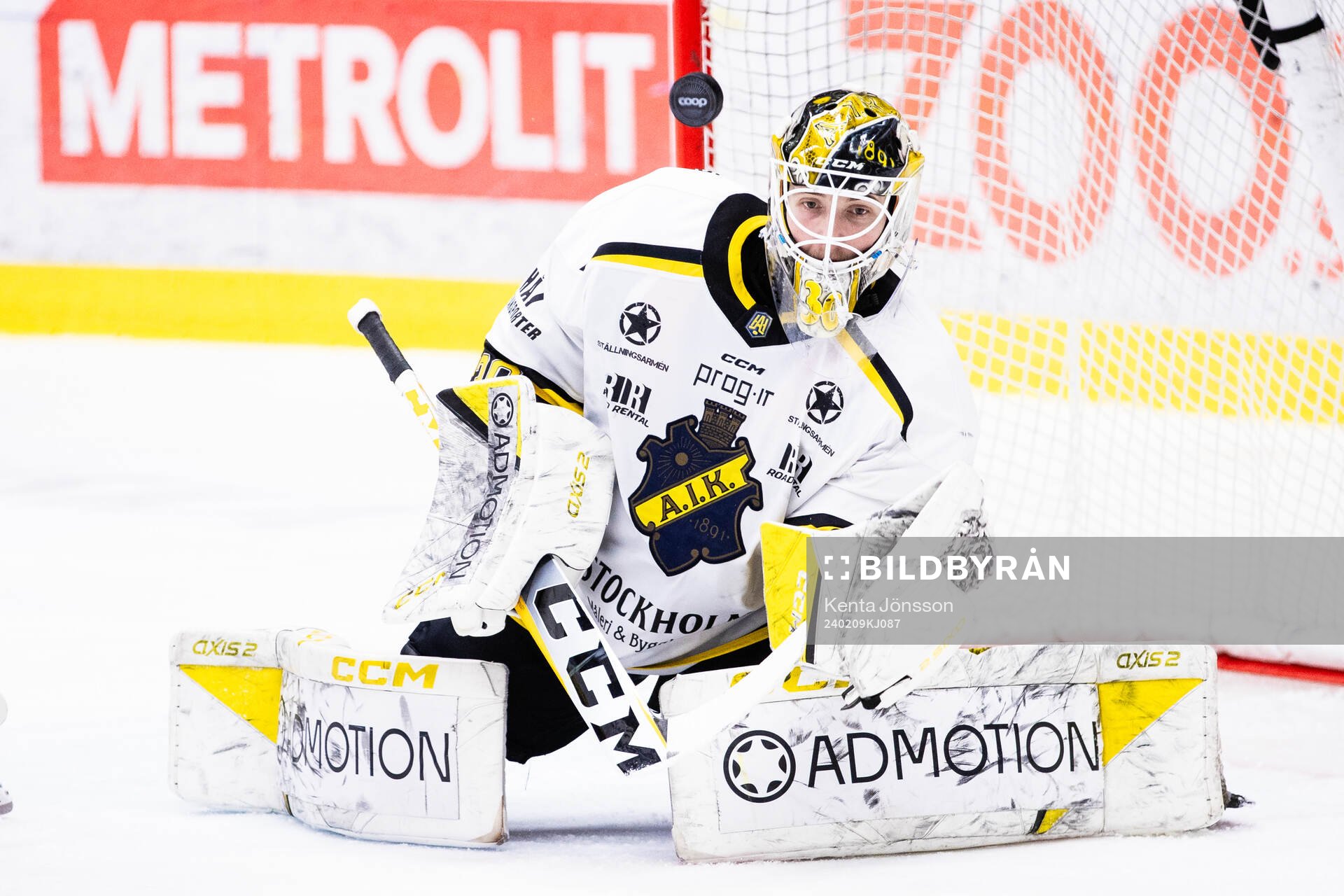 AIKs målvakt Tobias Normann med en räddning nunder