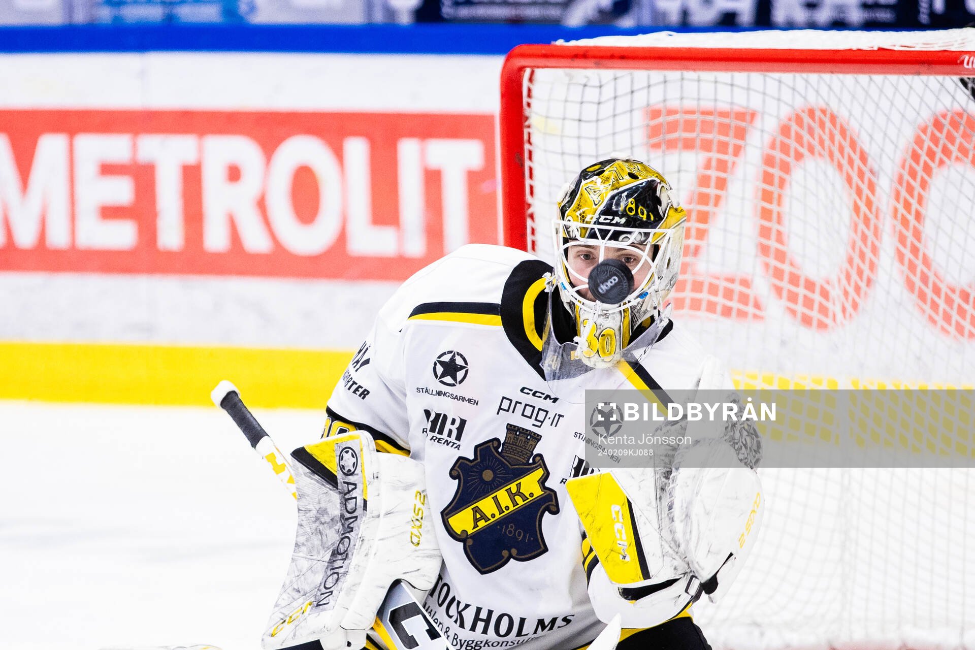 AIKs målvakt Tobias Normann med en räddning nunder