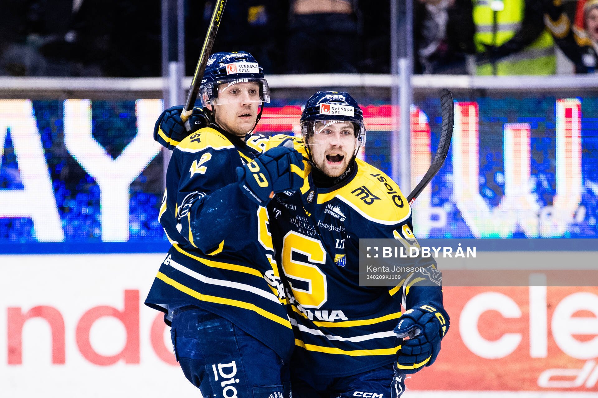 Södertäljes Viktor Liljegren jublar med Hampus Harlestam