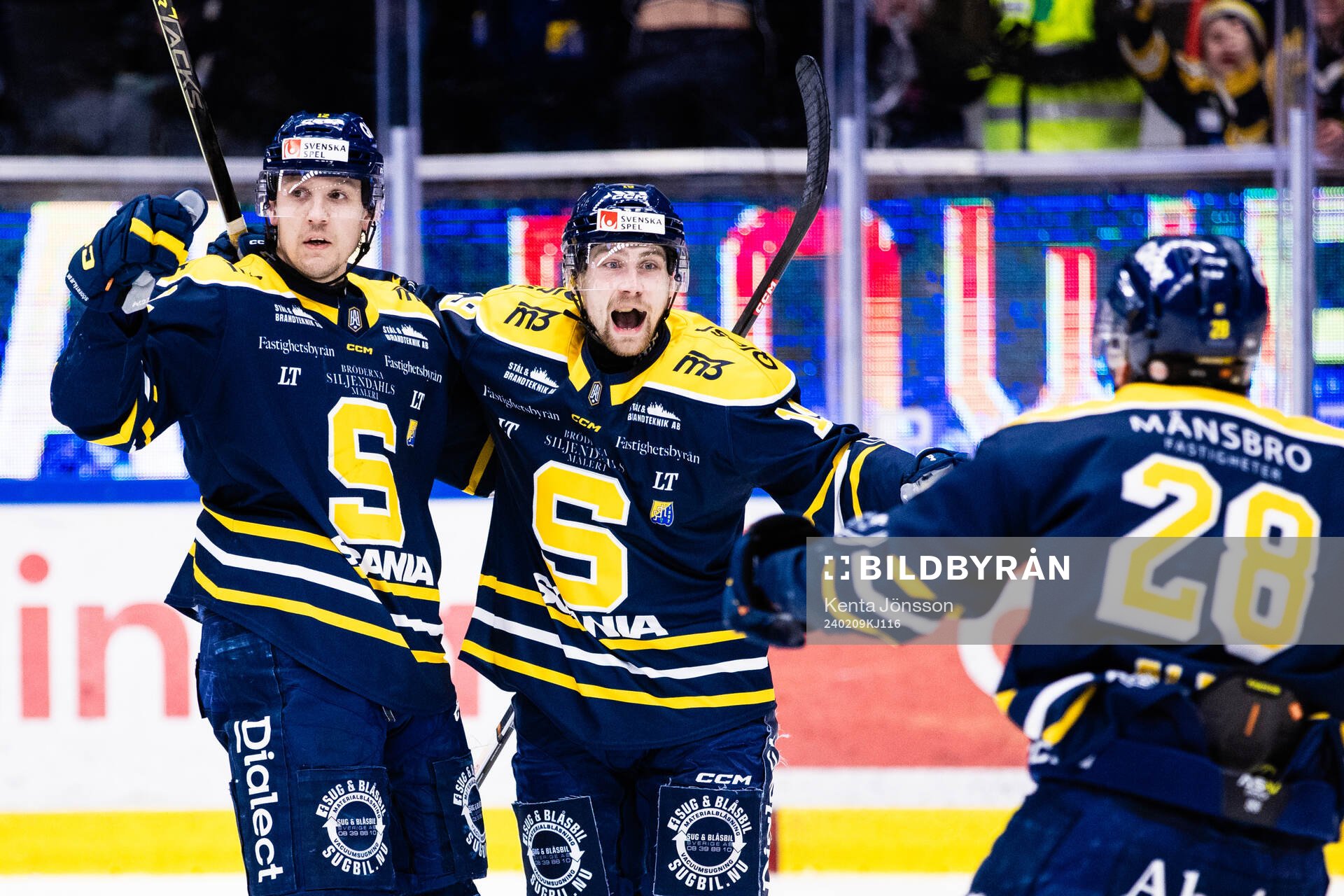 Södertäljes Viktor Liljegren (v) jublar med Hampus