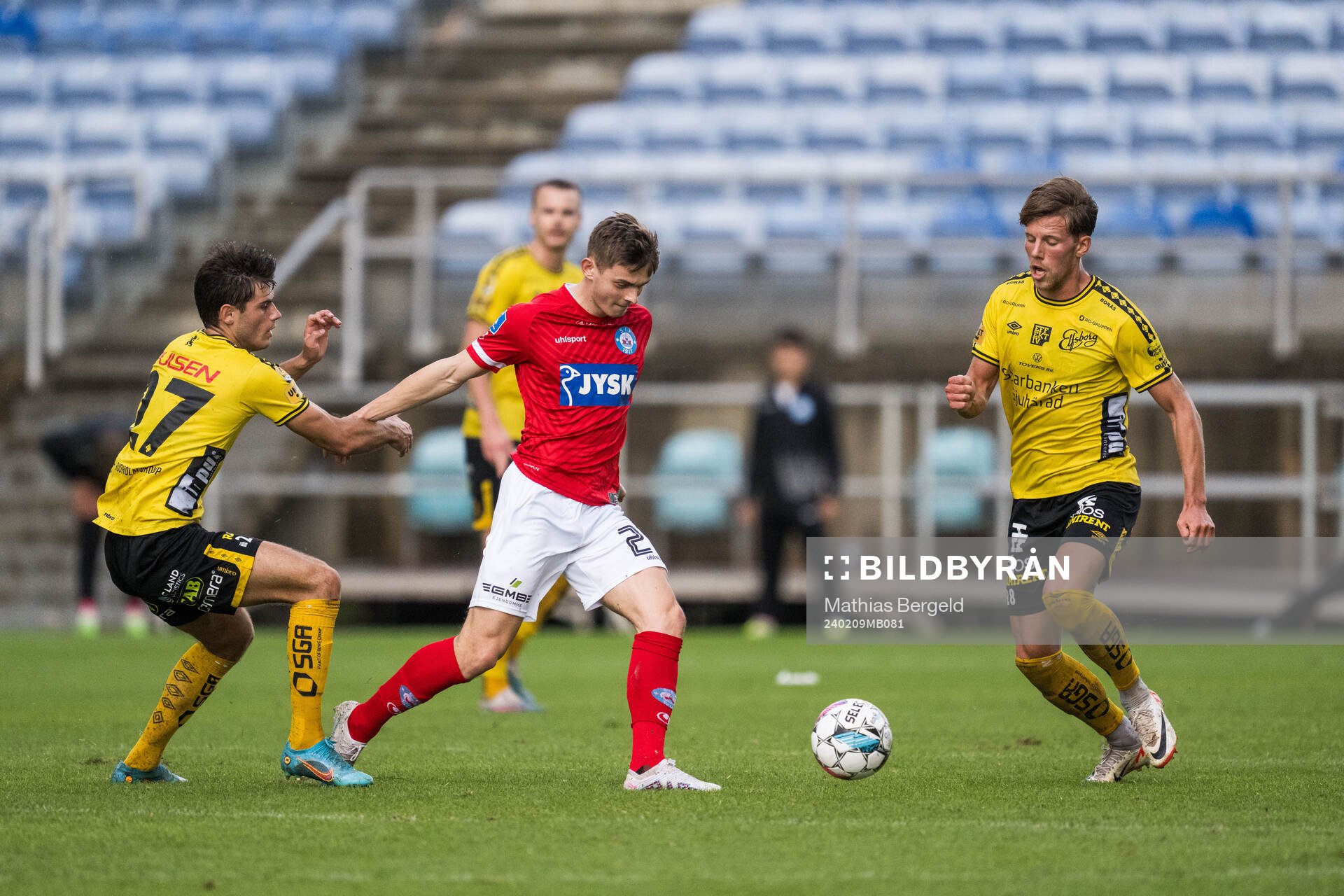 Besfort Zeneli of Elfsborg and Mads Larsen of Silkeborg and