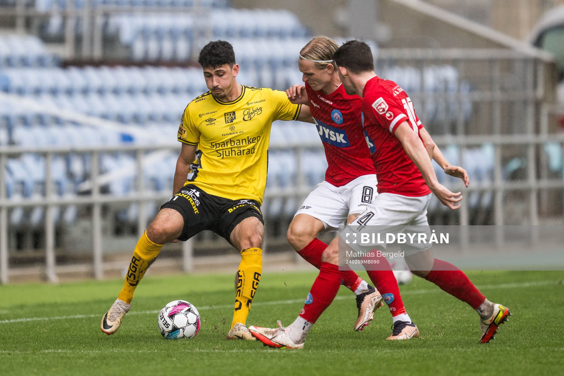 Dion Krasniqi of Elfsborg and Stefan Thordarson of Silkeborg