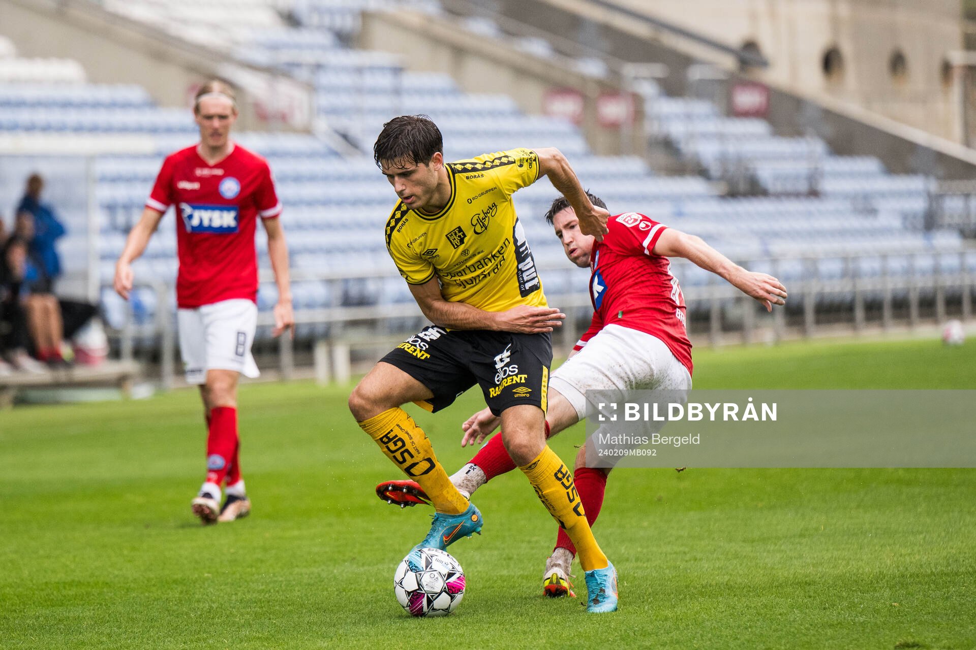 Besfort Zeneli of Elfsborg and Mark Brink of Silkeborg