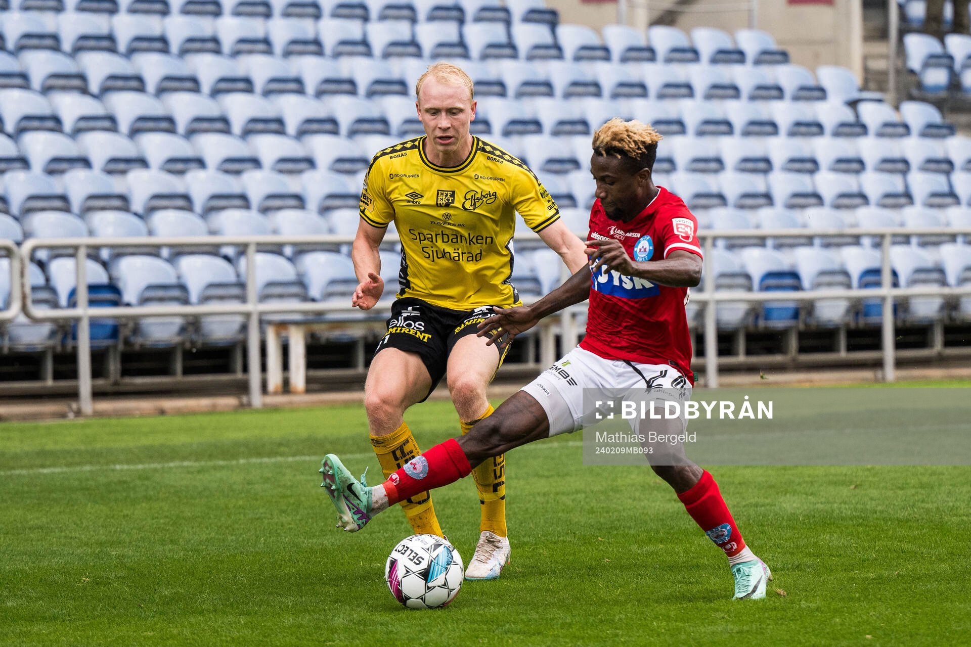 André Boman of Elfsborg and Lubambo Musonda of Silkeborg during the Atlantic Cup football match between Elfsborg and Silkeborg on February 9, 2024 in Faro.