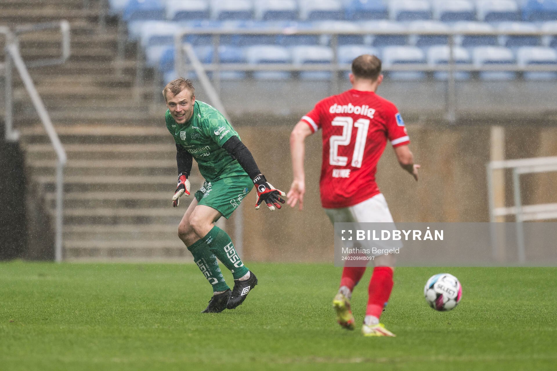 Goalkeeper Isak Pettersson of Elfsborg and Anders Klynge of