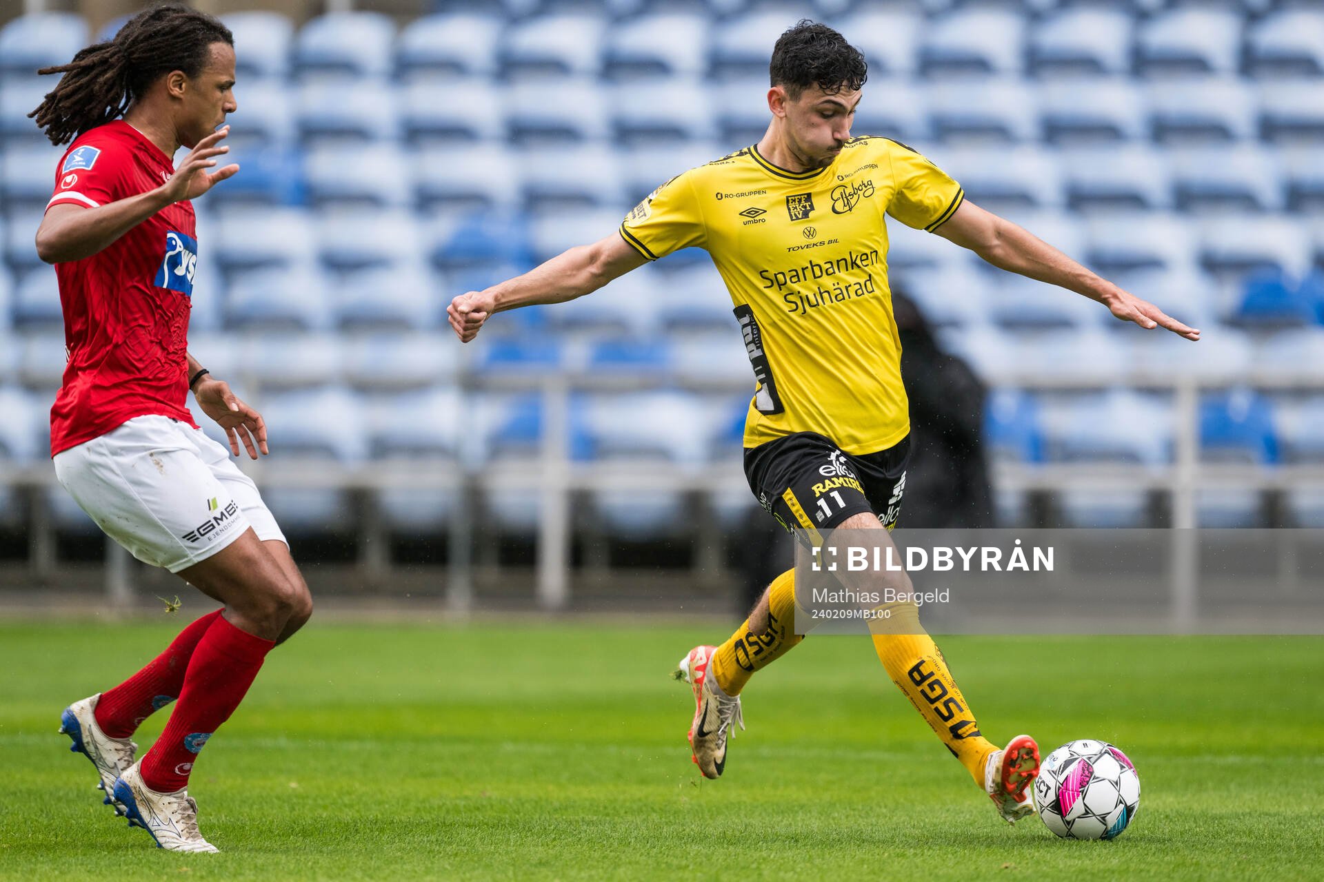 Robin Østrøm of Silkeborg and Dion Krasniqi of Elfsborg