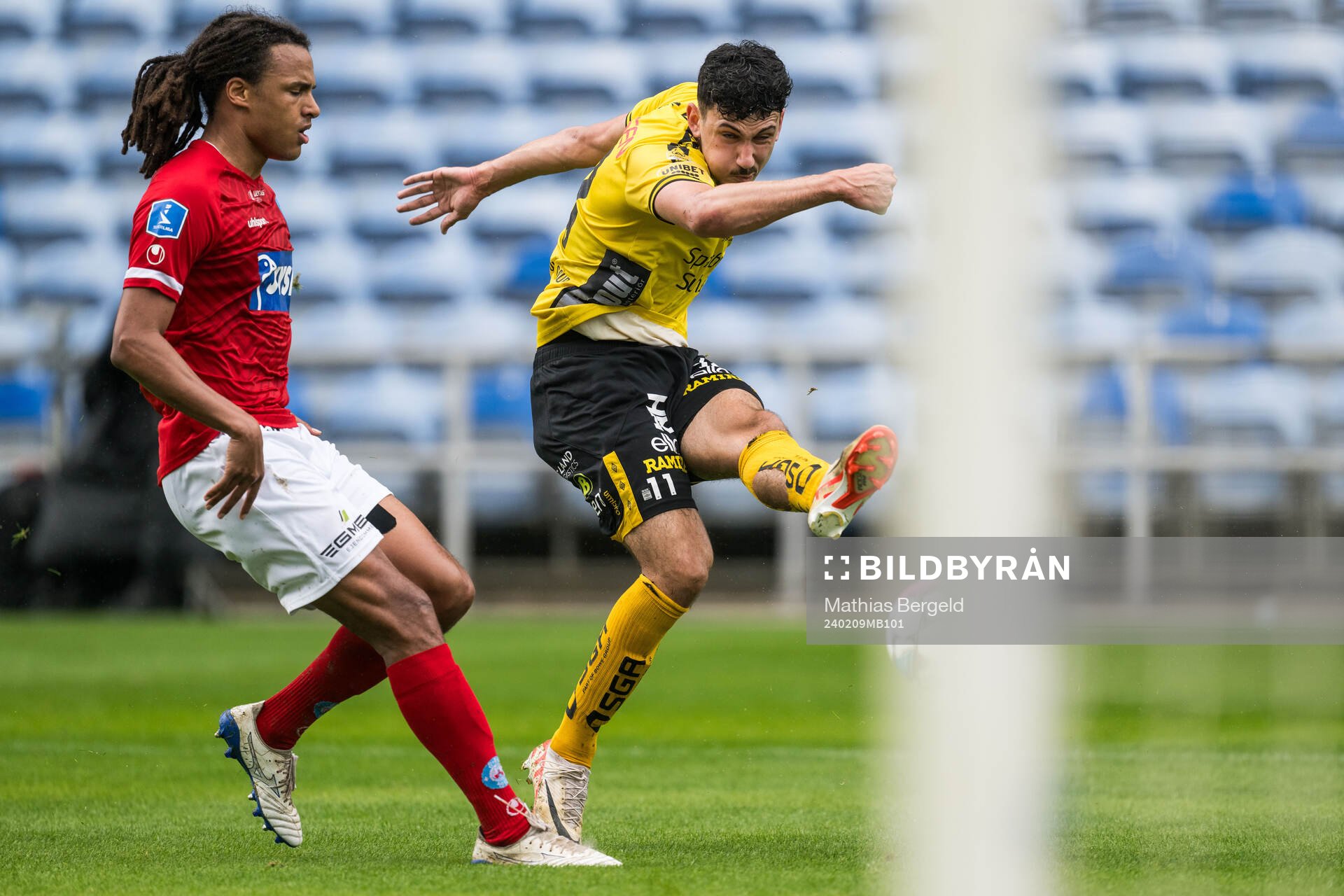 Robin Østrøm of Silkeborg and Dion Krasniqi of Elfsborg