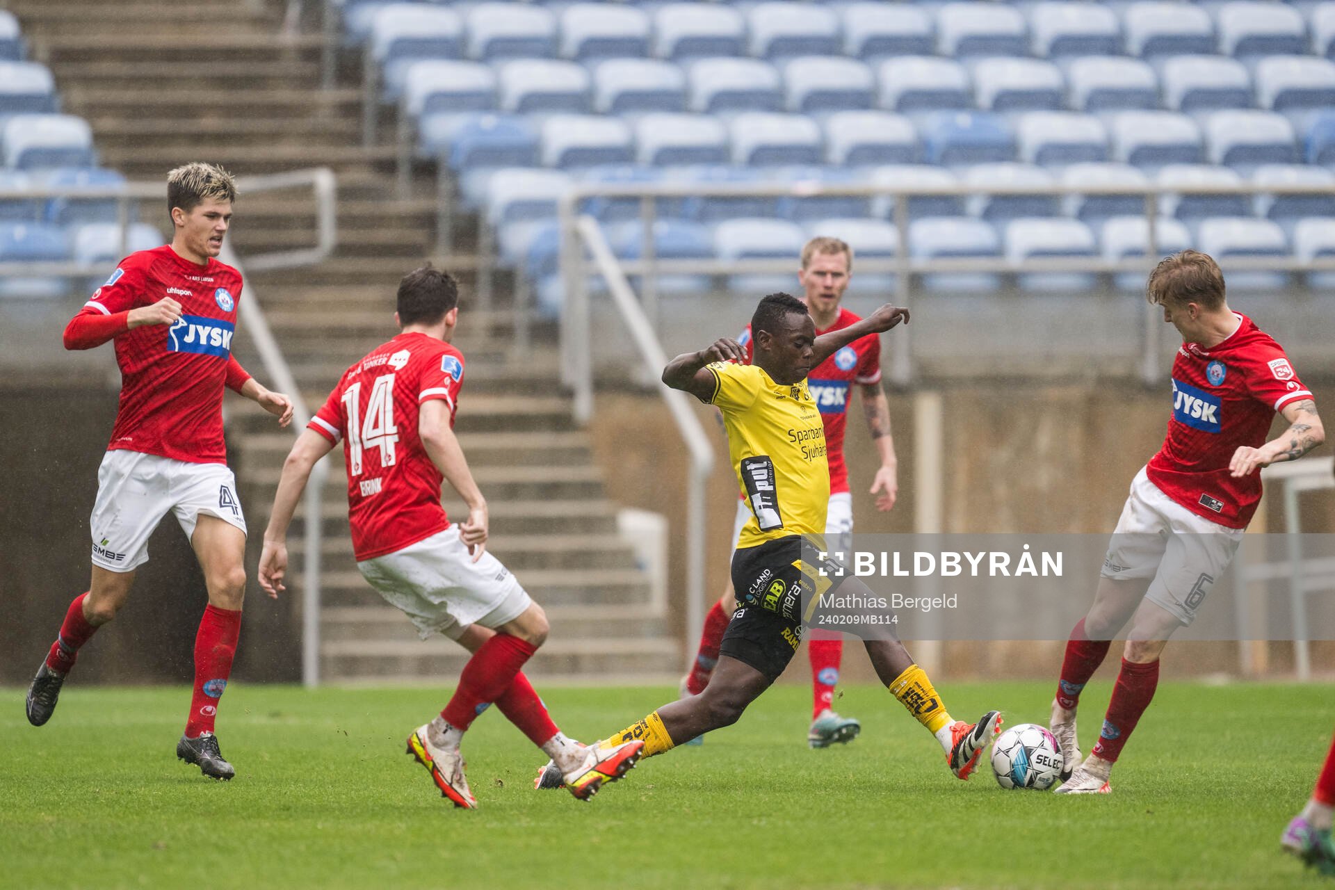 Timothy Ouma of Elfsborg and Pelle Mattsson of Silkeborg