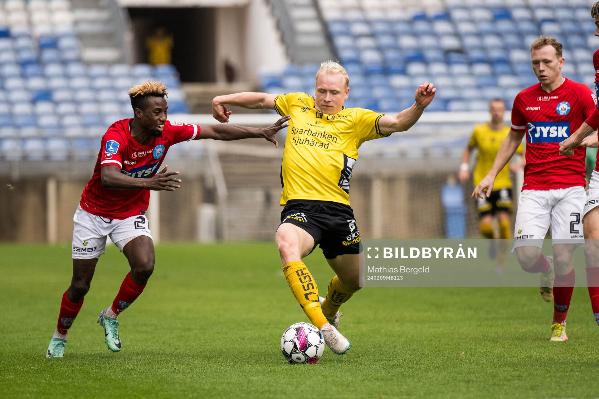 Lubambo Musonda of Silkeborg and André Boman of Elfsborg